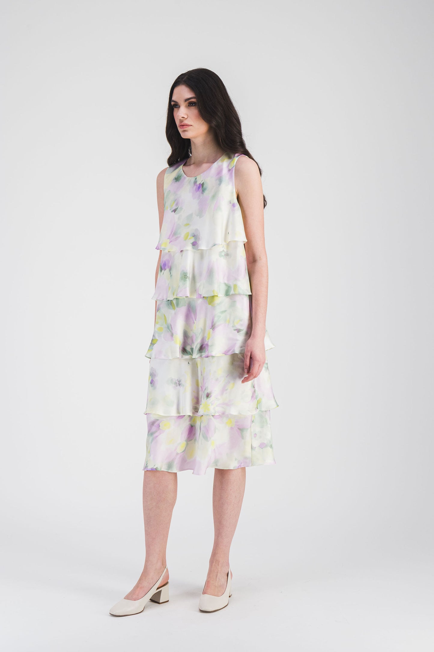 Robe mi-longue en twill de soie, avec un motif psychédélique vibrant et des volants qui ajoutent du mouvement à une coupe fluide et élégante.