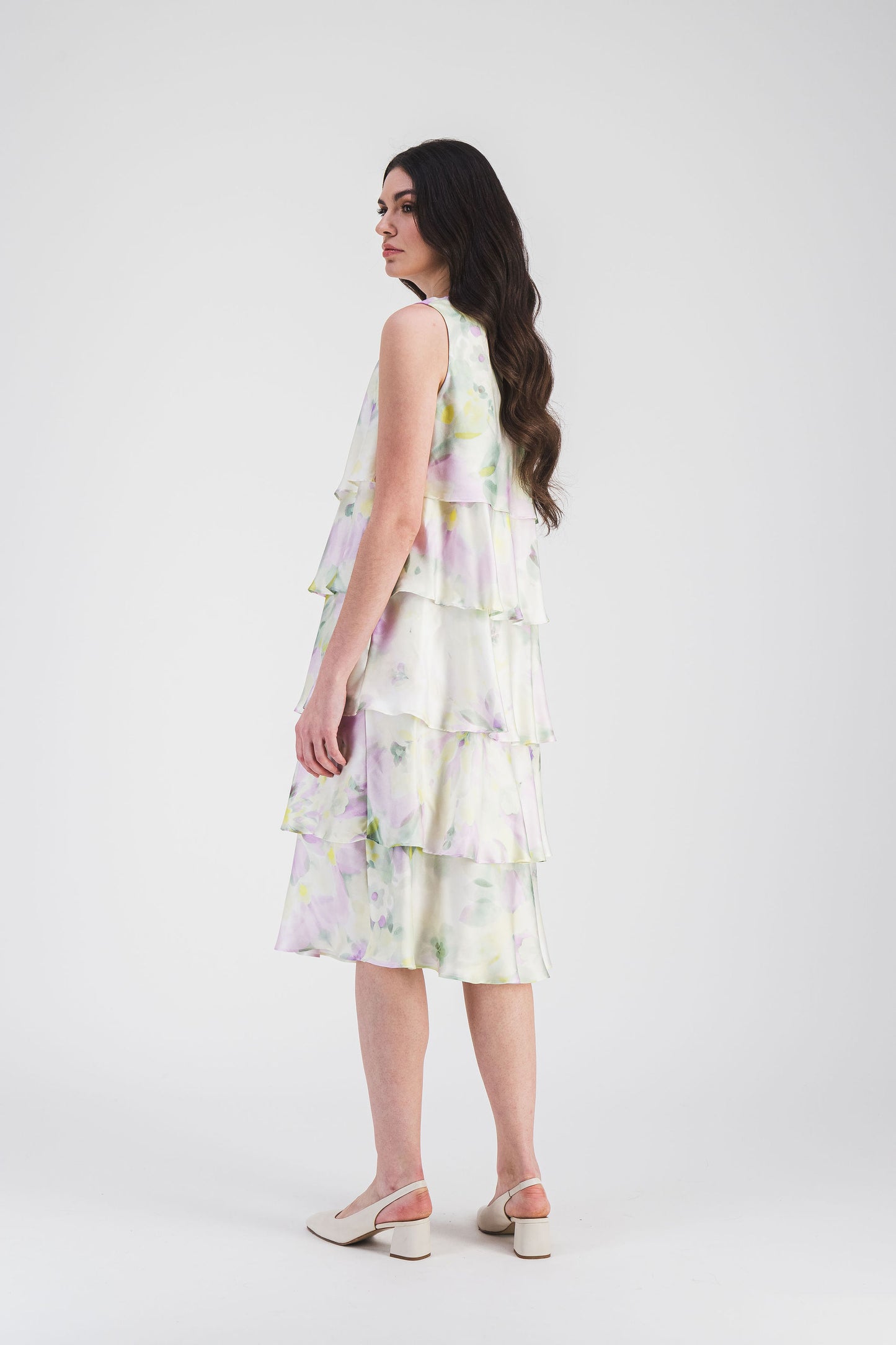 Robe fluide en soie avec volants superposés, motif psychédélique unique et encolure avec découpe en goutte .