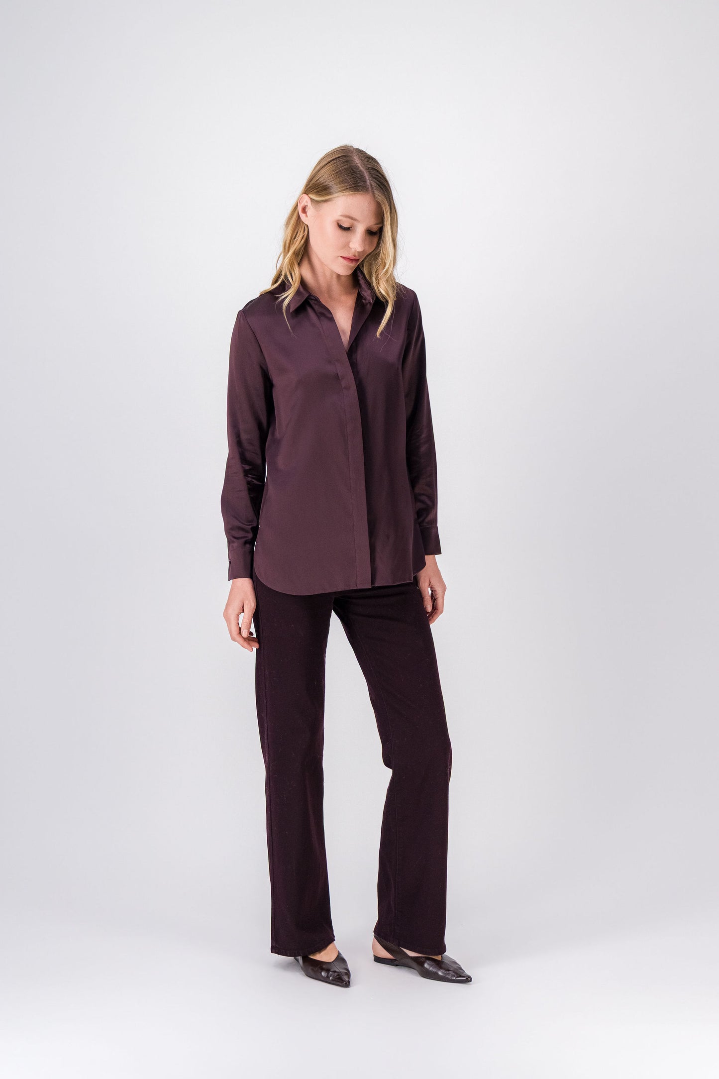 Chemise en soie grenat, lignes épurées, col classique et patte de boutonnage cachée, avec fentes latérales fluides.
