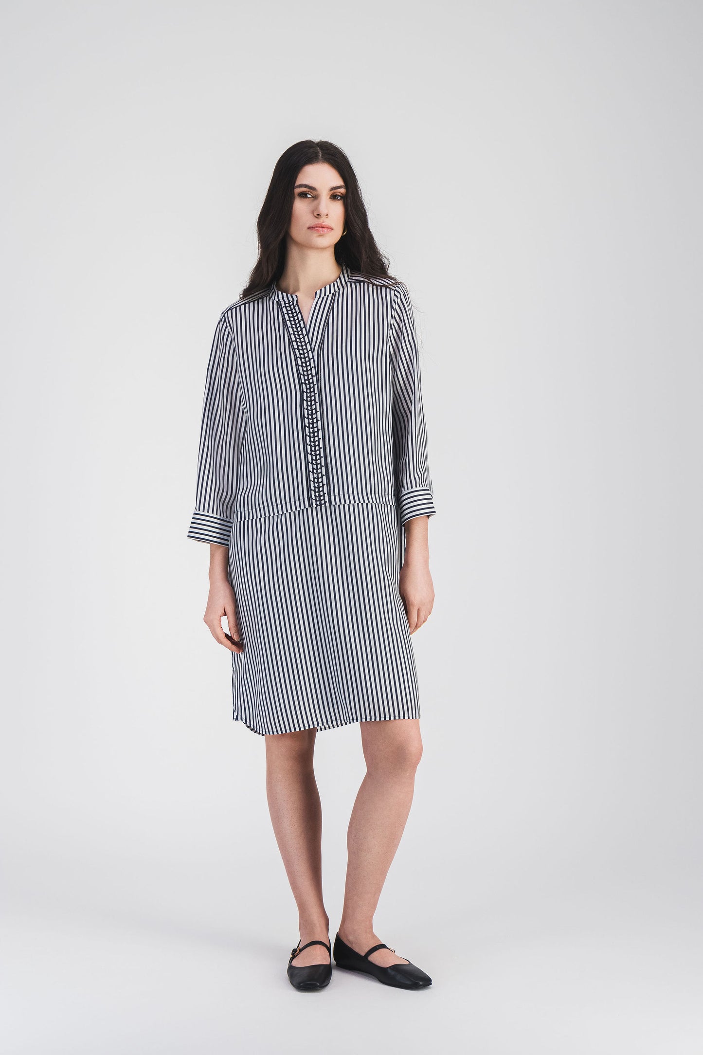 Robe chemise en soie habotai rayée marine, idéale pour une silhouette fluide et féminine, avec des détails subtils et raffinés.
