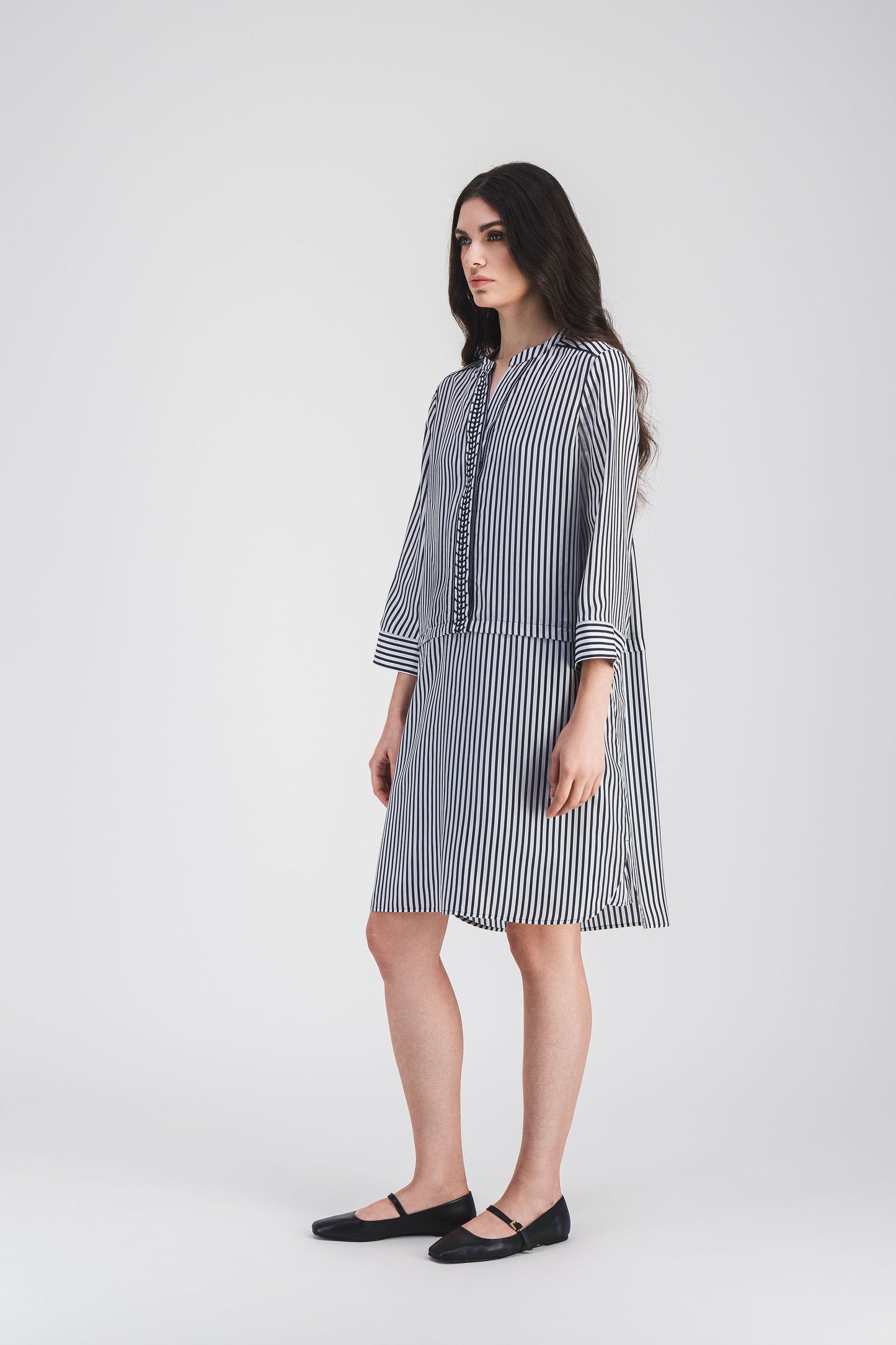 Robe chemise en soie habotai rayée marine, au design fluide et intemporel, parfaite pour un style chic et élégant au quotidien.