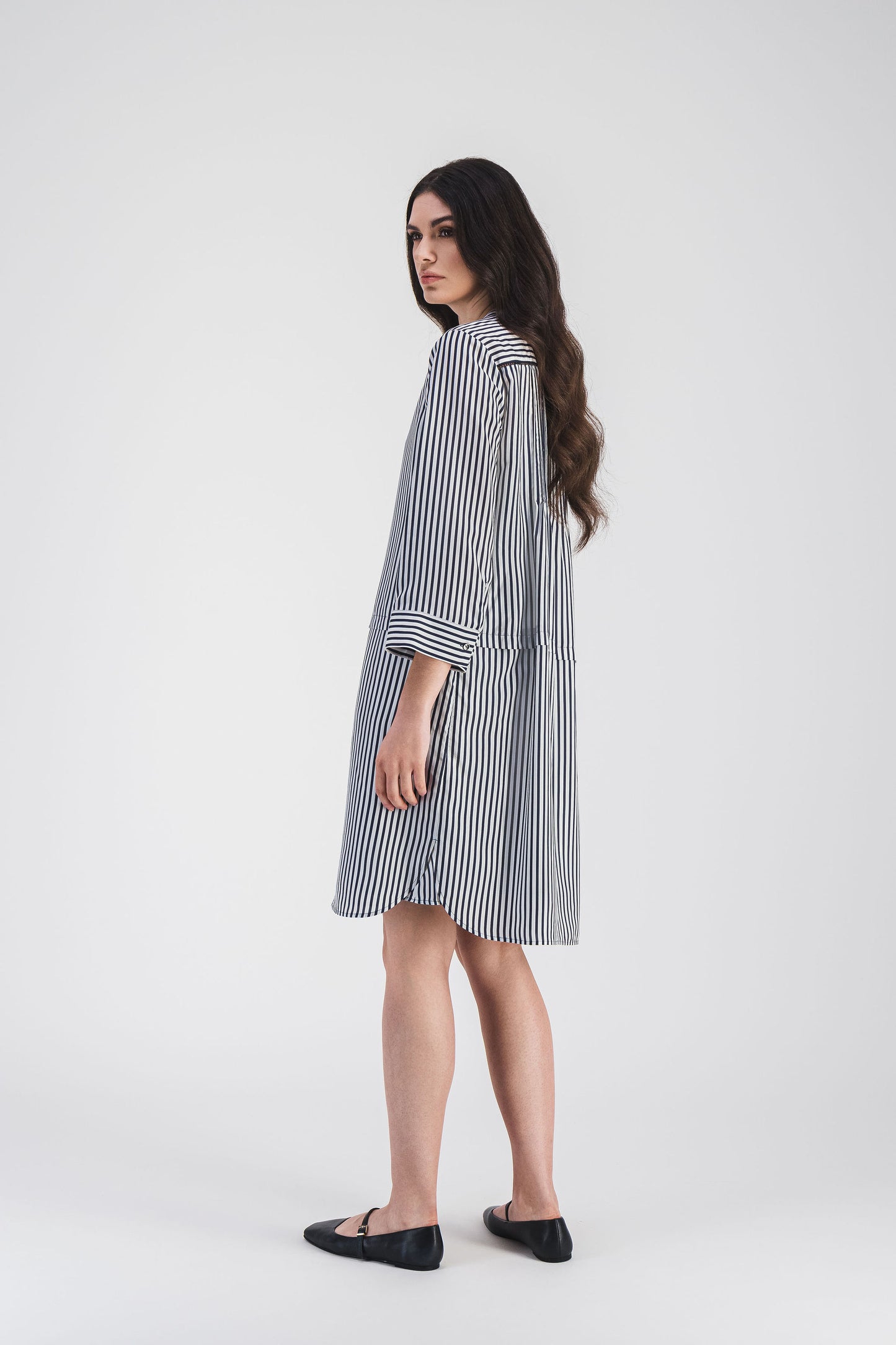Cette robe chemise en soie habotai rayée marine combine fluidité et raffinement, pour une allure élégante et décontractée toute la journée.
