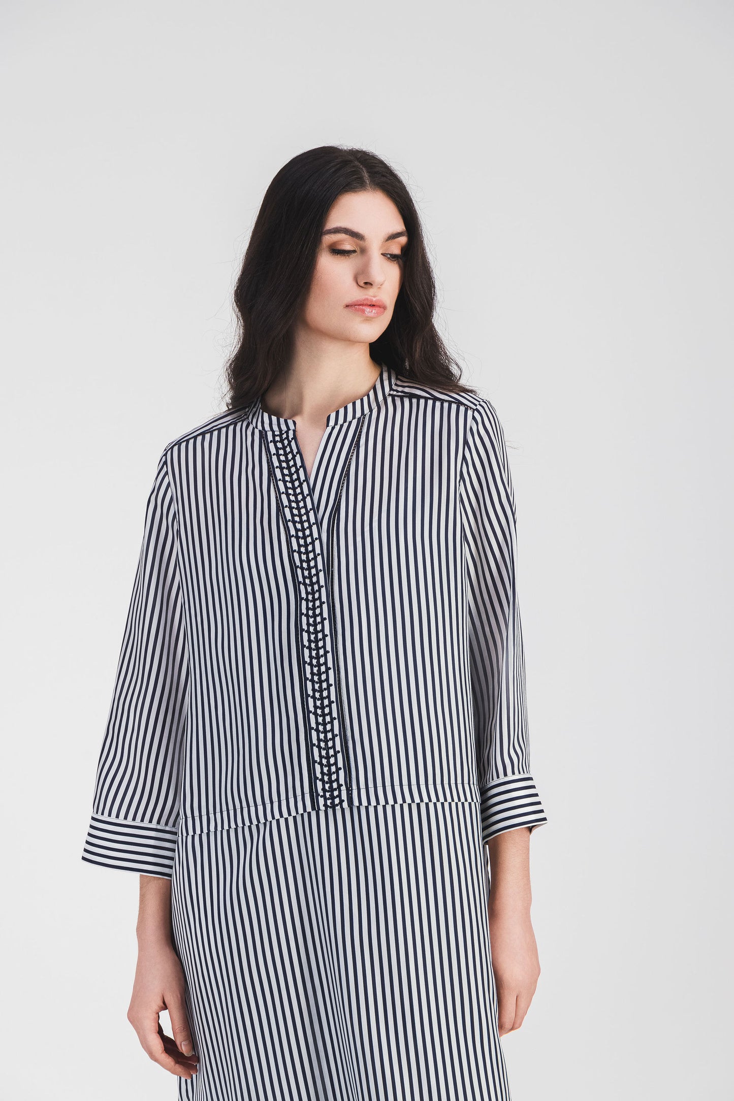 Robe chemise rayée marine en soie habotai, avec une coupe fluide et des détails raffinés, pour une silhouette féminine et décontractée.