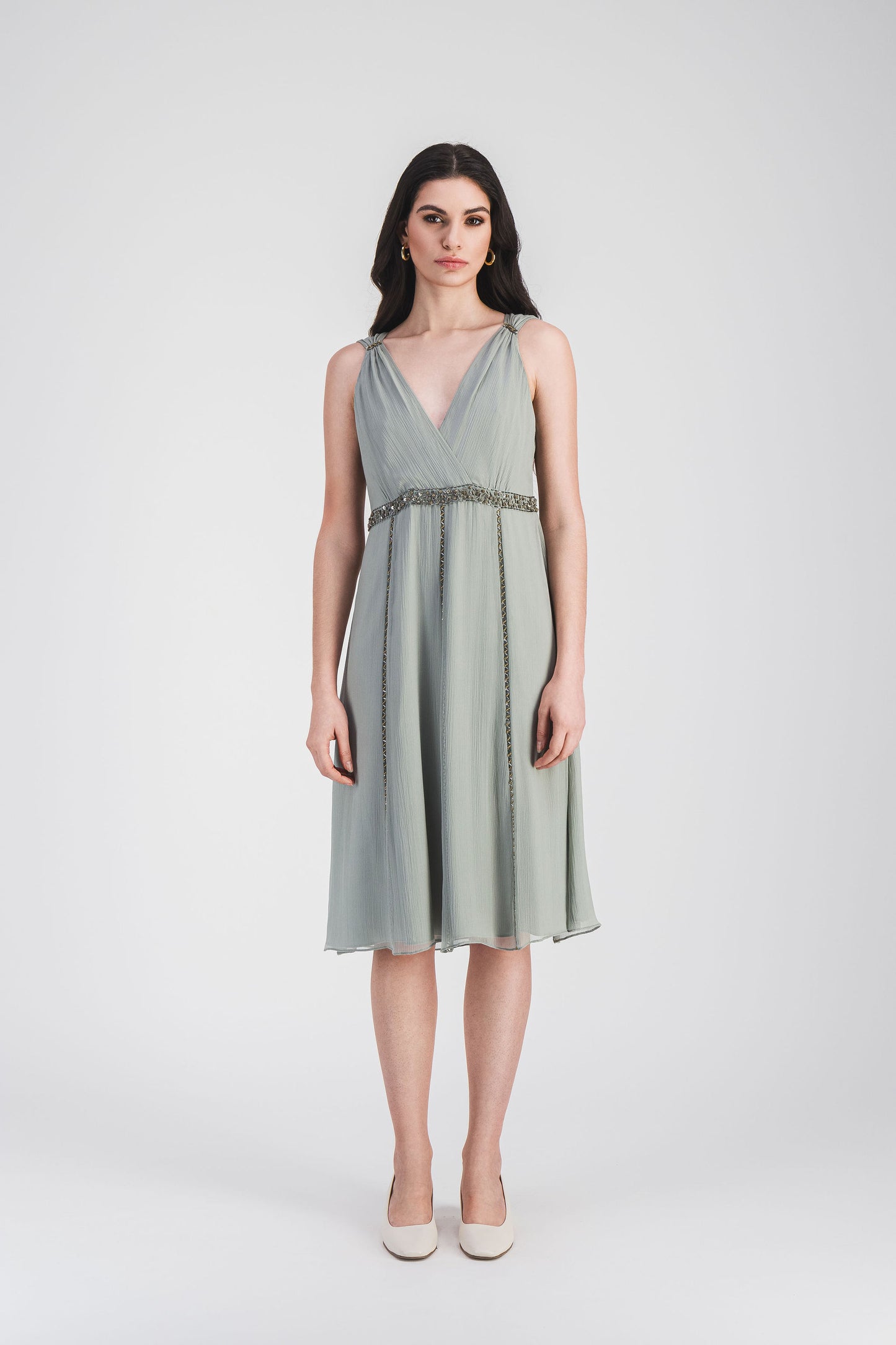 Avec son décolleté en V et sa broderie ton sur ton, cette robe courte sauge à taille empire vous offre une allure gracieuse et raffinée.
