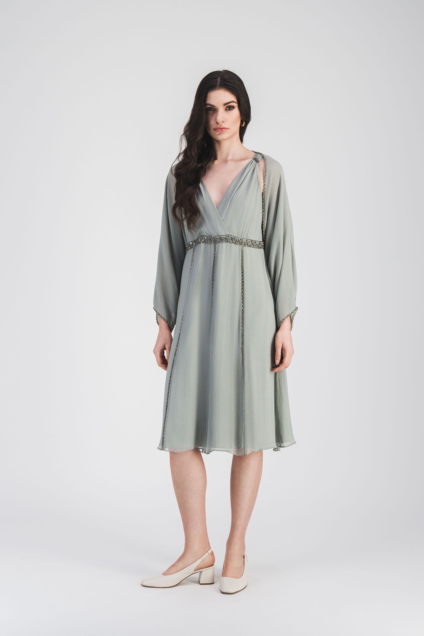 Boléro en soie sauge avec coupe fluide, détails perlés raffinés et tissu crêpé, parfait pour un style à la fois chic et élégant.
