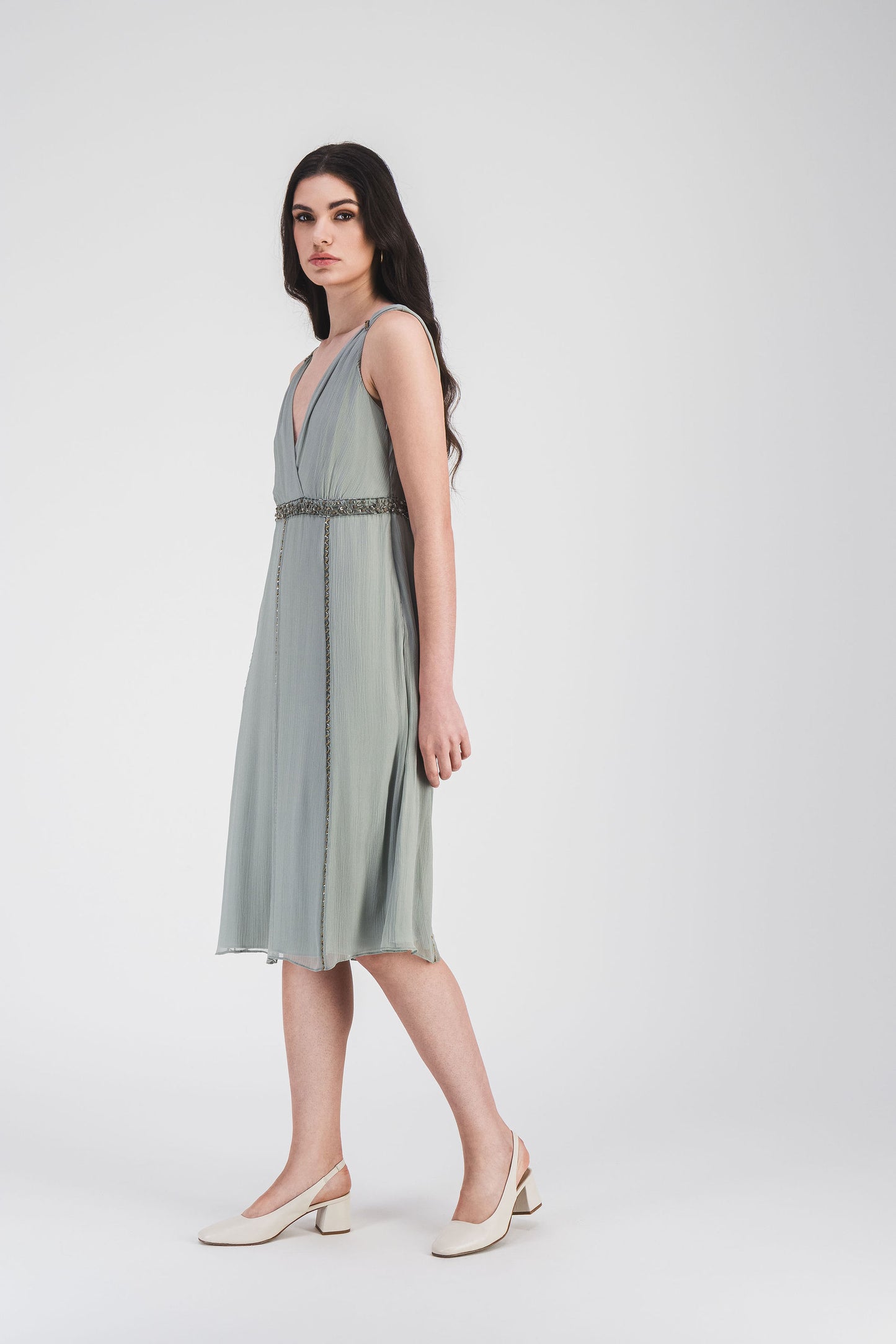 Adoptez l’élégance fluide de cette robe courte sauge à taille empire, décolleté en V et broderie ton sur ton pour un look chic.