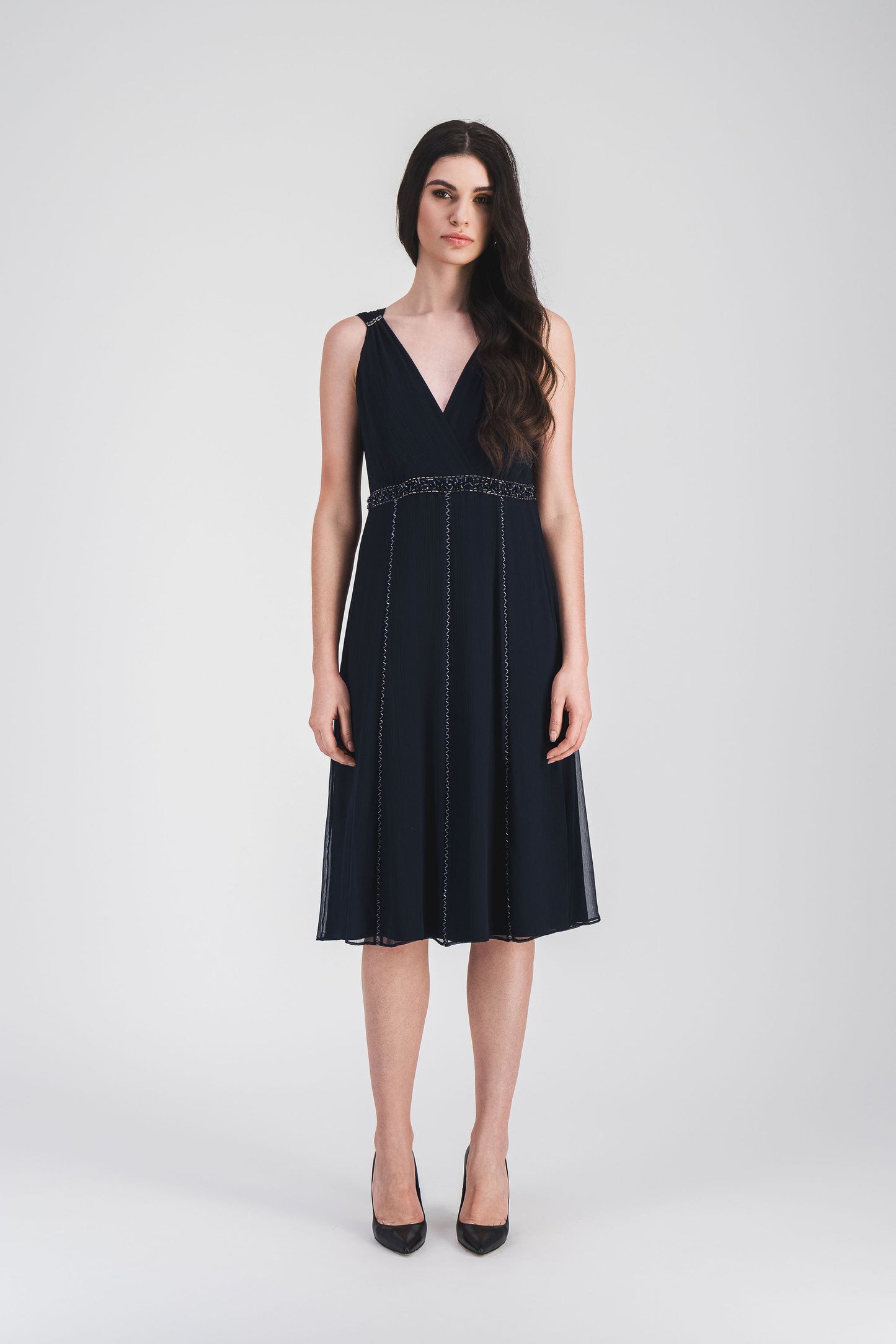 Robe courte marine à taille empire, décolleté en V et broderie ton sur ton, parfaite pour une silhouette raffinée et gracieuse.