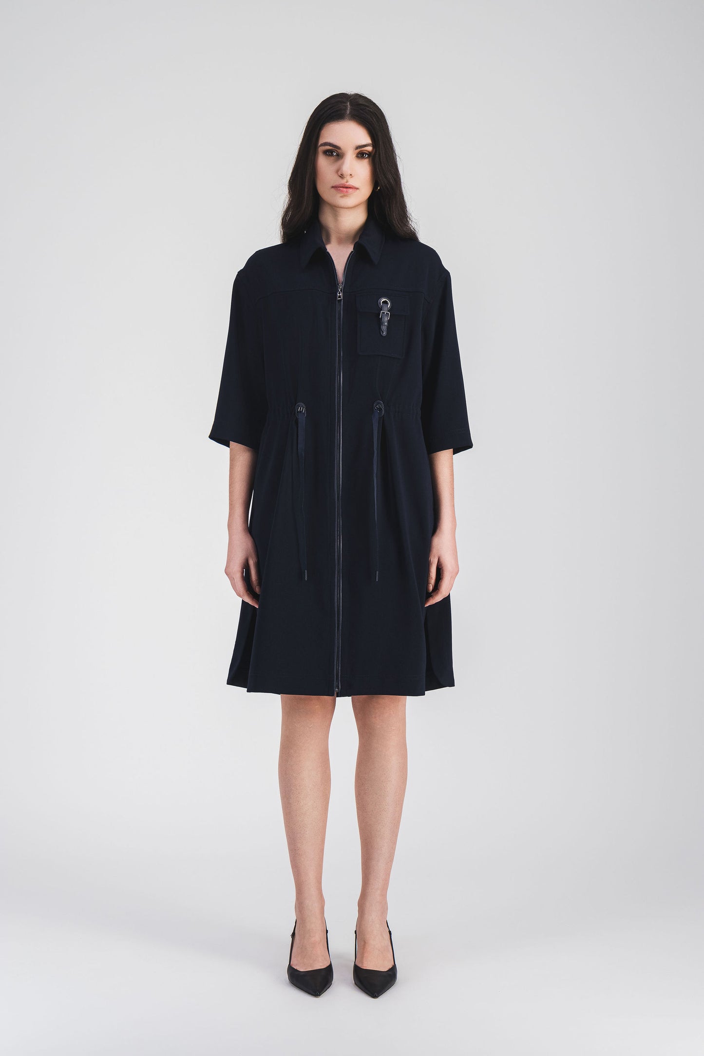Fermeture zippée discrète de la robe surchemise marine.