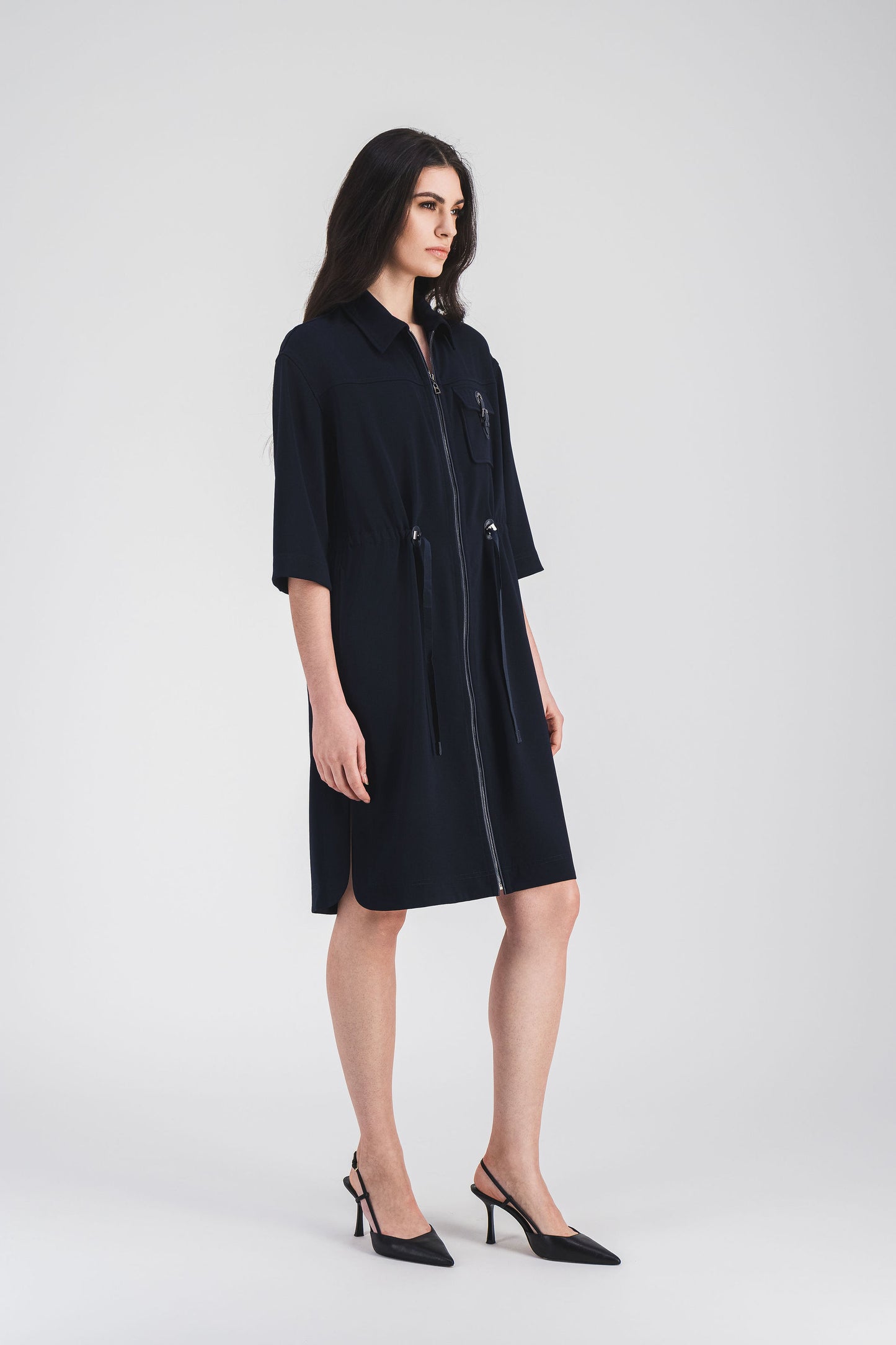 La robe surchemise, soulignant la coupe droite et le tombé fluide du tissu.