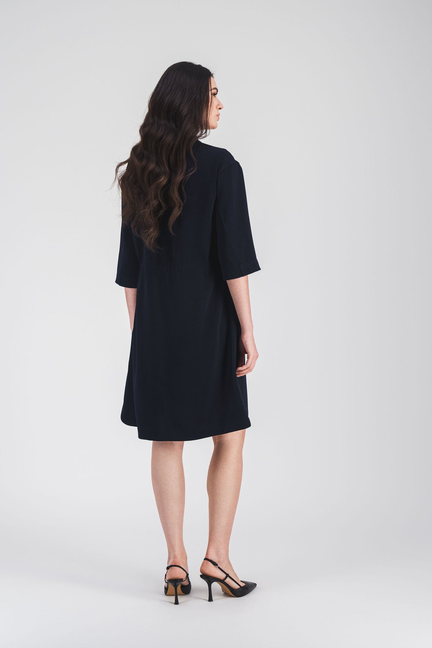 Vue arrière de la robe surchemise , mettant en valeur la structure épurée du dos.