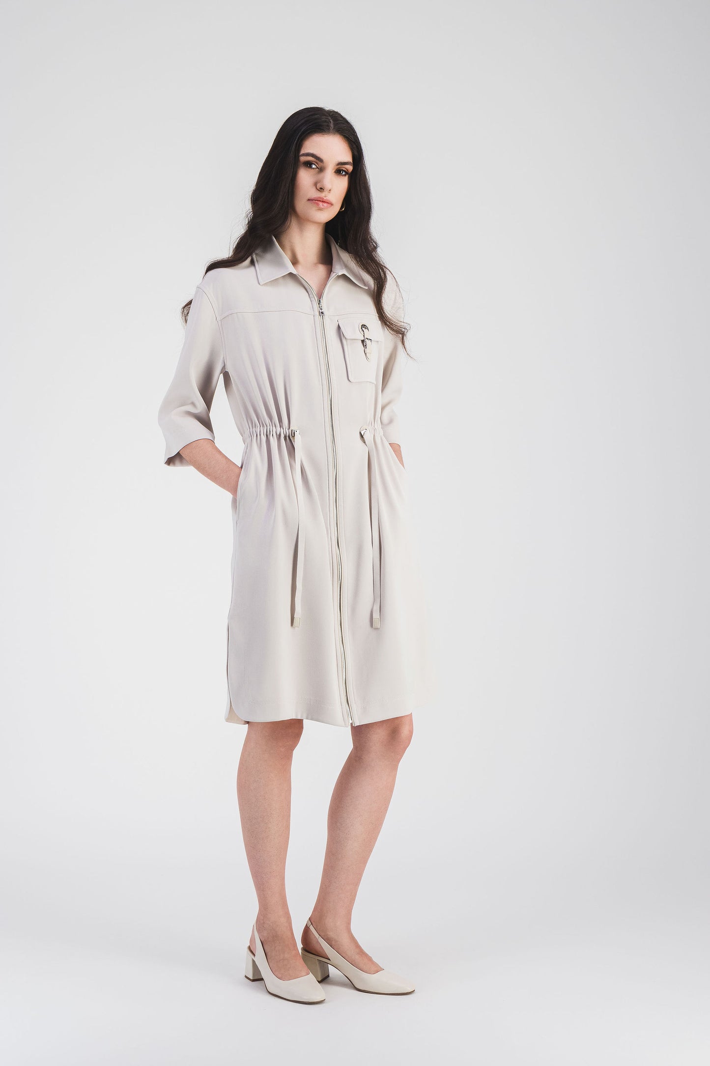 Robe surchemise contemporaine en béton, coupe droite avec poche plaquée, fermeture à zip et cordon ajustable pour un ajustement parfait.