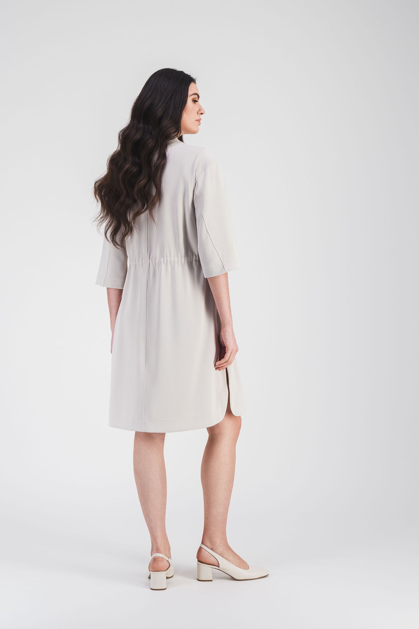 Robe surchemise en béton à coupe courte, manches 3/4, avec fermeture à zip, poche avec boucle et cordon ajustable à la taille.