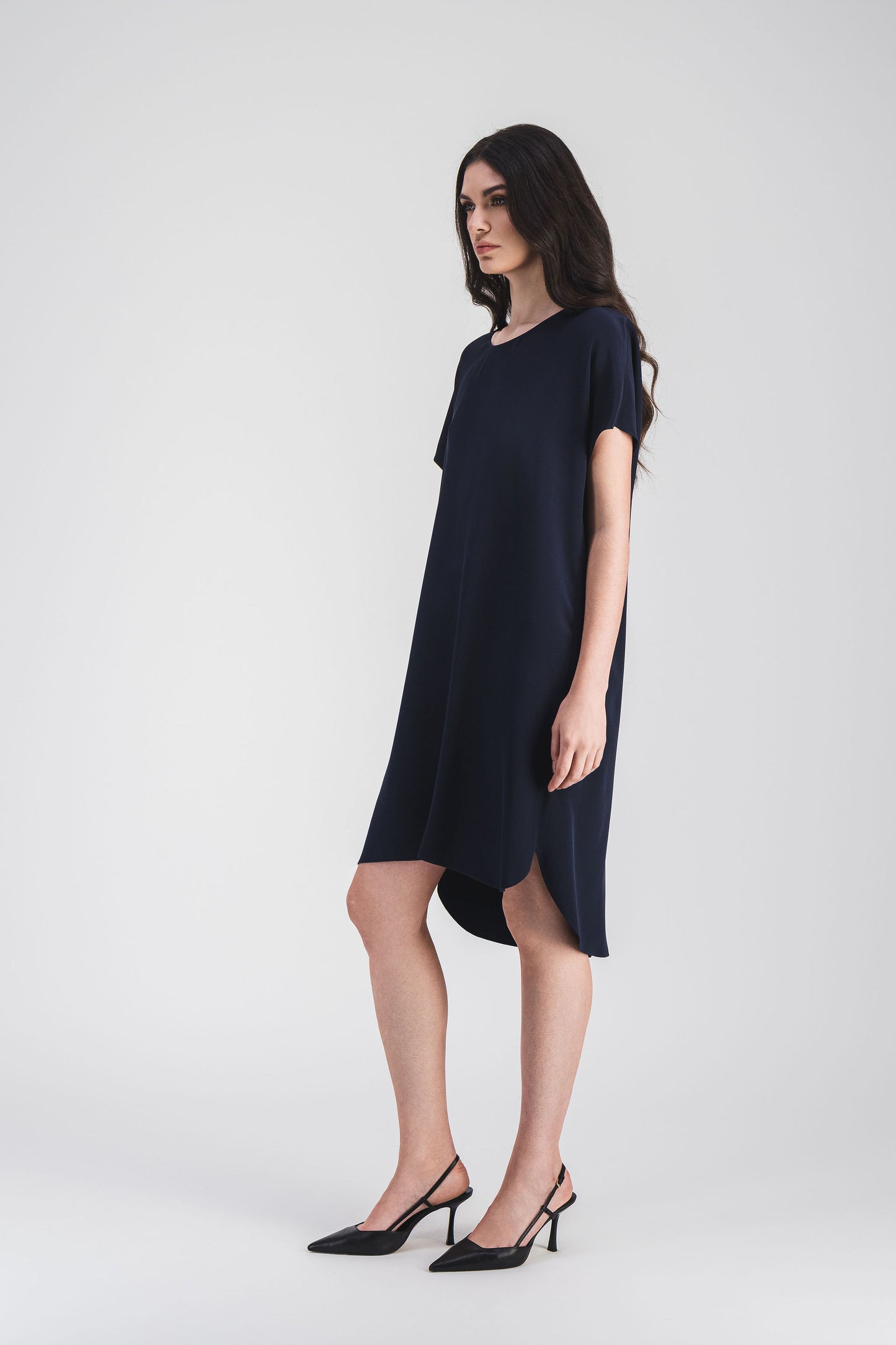 Robe droite en soie bleu marine, coupe fluide et col rond, boutons invisibles au dos pour une silhouette chic et raffinée.