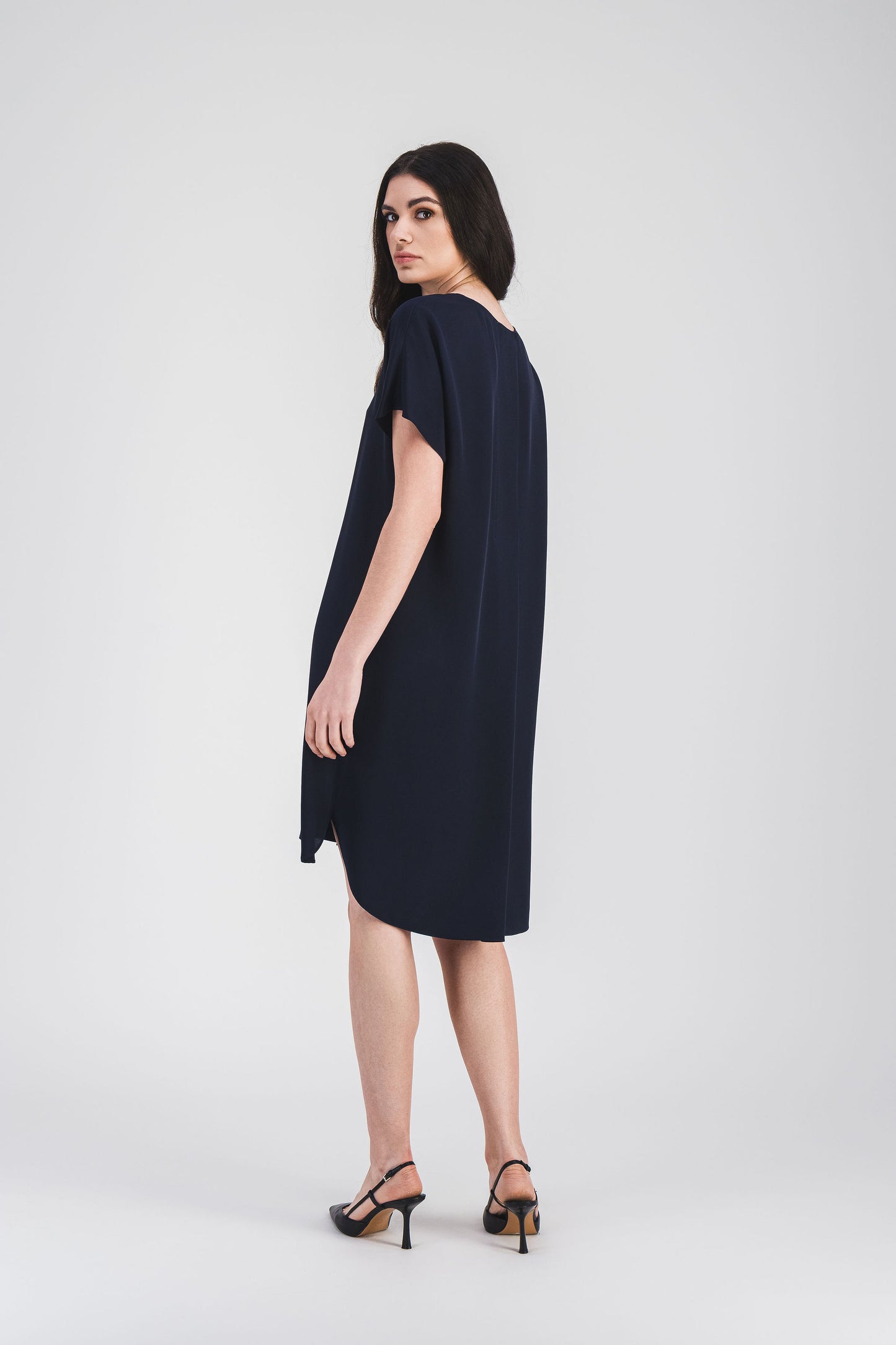 Robe droite sophistiquée en soie bleu marine, col rond et boutons invisibles pour une allure raffinée.