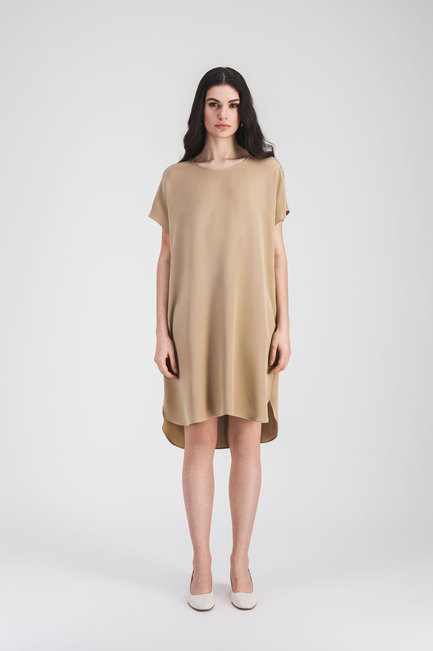 Une robe droite élégante en soie avec boutons invisibles et fentes discrètes, pour un look minimaliste et raffiné.