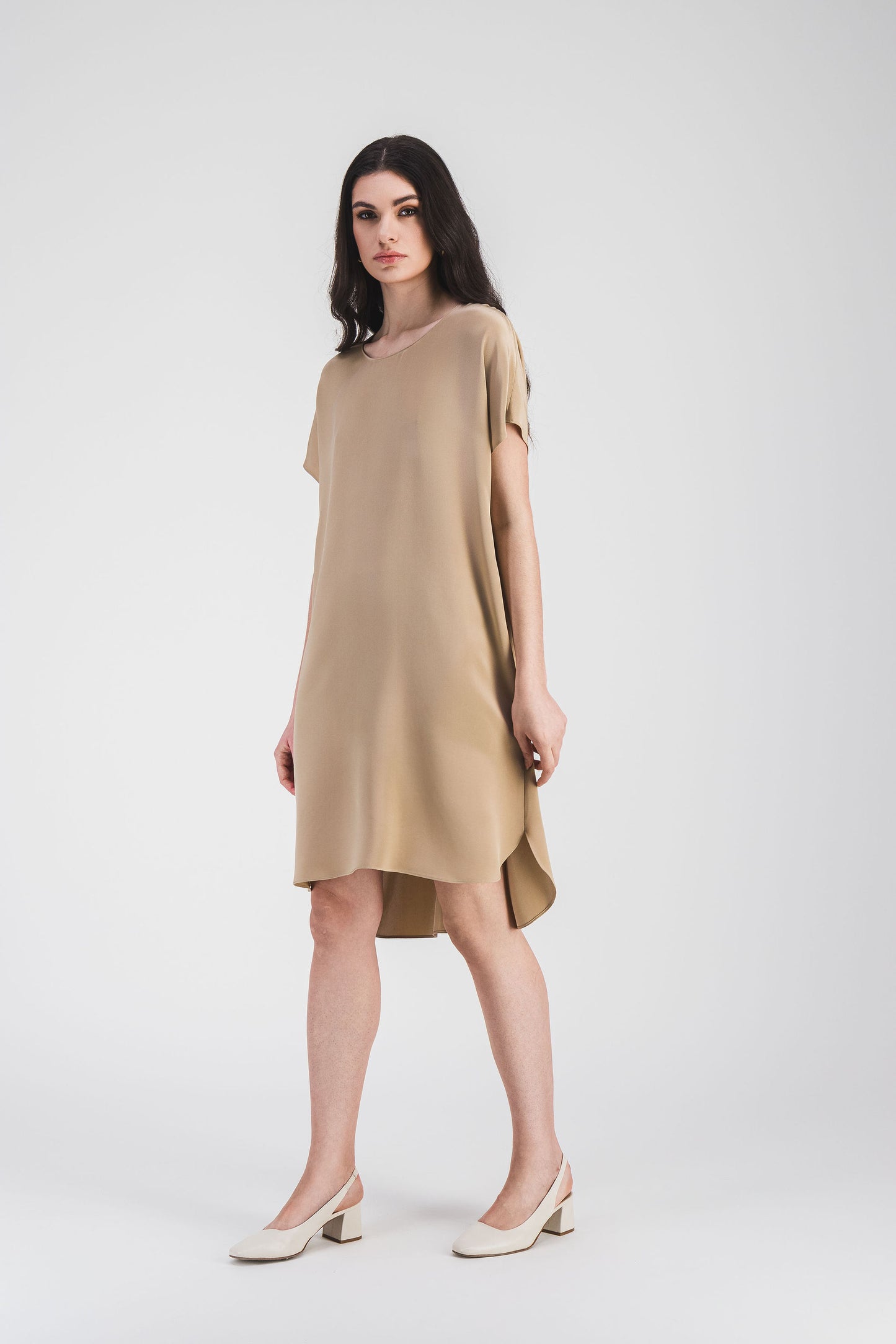 La robe en soie Apostrophe à boutons invisibles et fentes discrètes au dos offre une silhouette épurée, parfaite pour un look élégant.