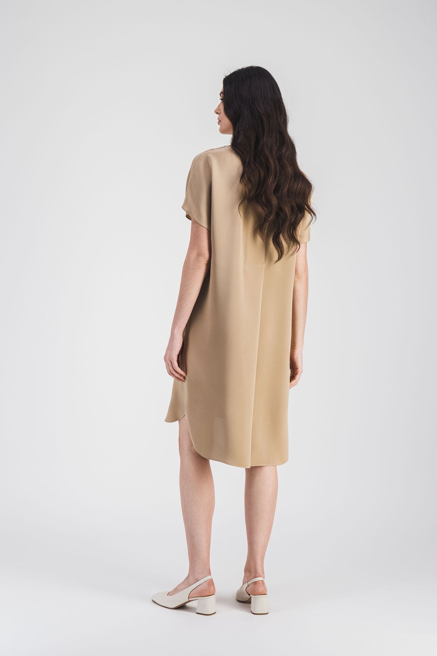 Robe droite en soie beige
