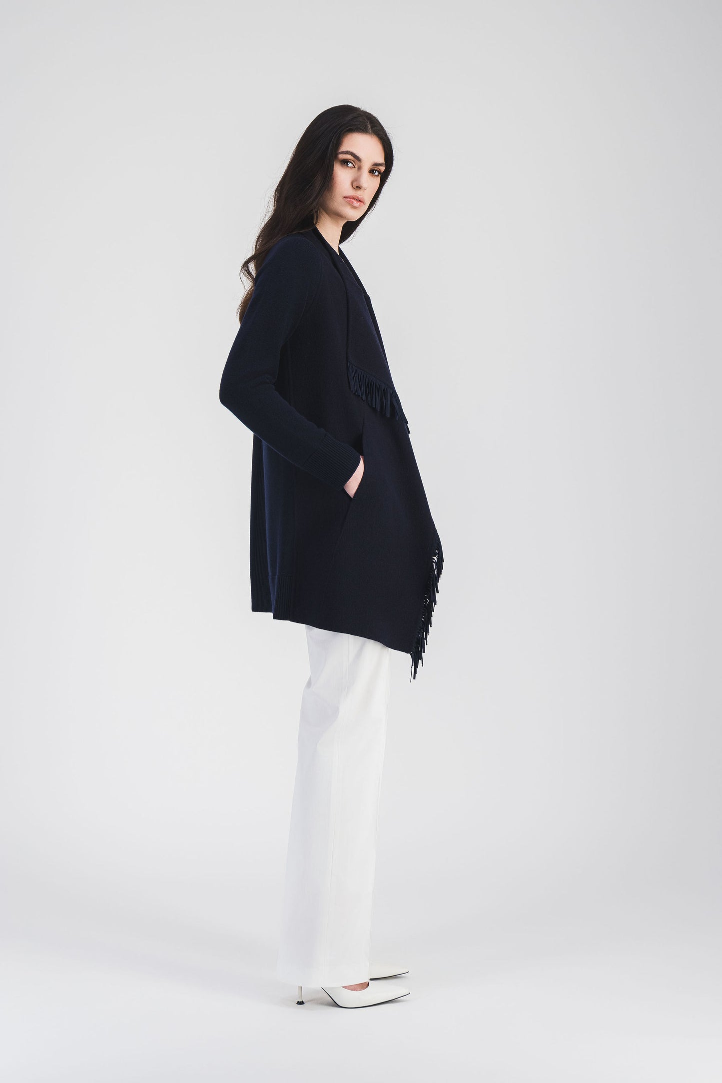 Manteau ample marine avec manches longues et franges en daim, offrant un col drapé fluide pour une touche moderne et élégante.