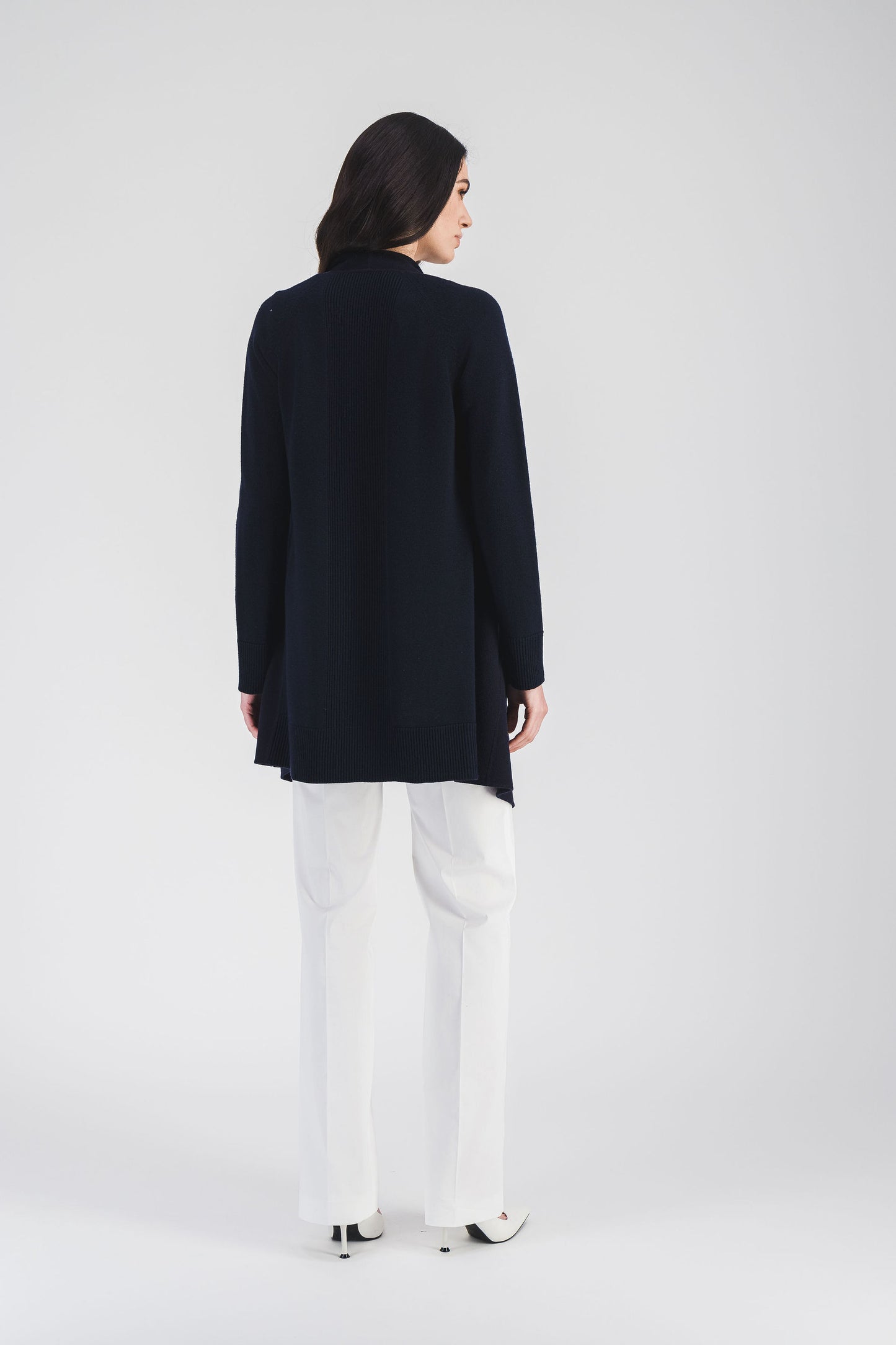 Manteau ample marine avec franges en daim et col drapé fluide, alliant confort et sophistication avec des manches longues côtelées.