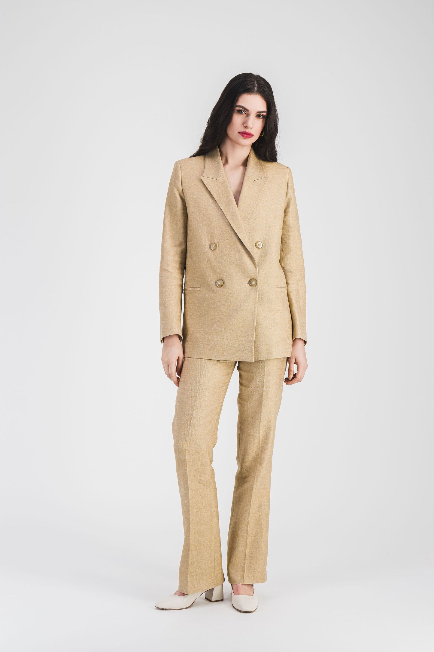 Veste tailleur beige moyen en lin , coupe croisée avec poches passepoilées et détails modernes pour une allure élégante et pratique.