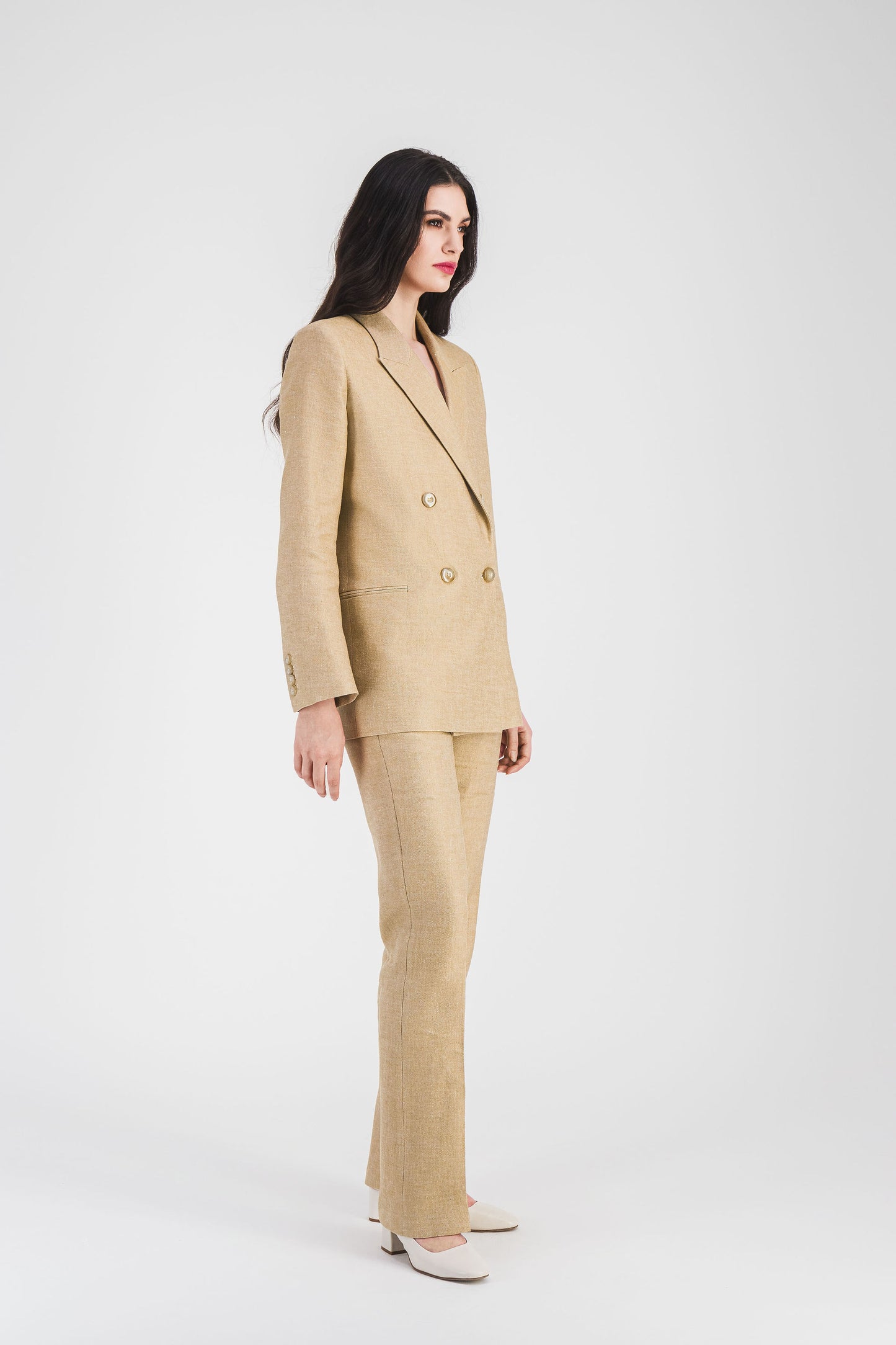 Veste beige croisée en lin avec col tailleur et boutons ton sur ton.