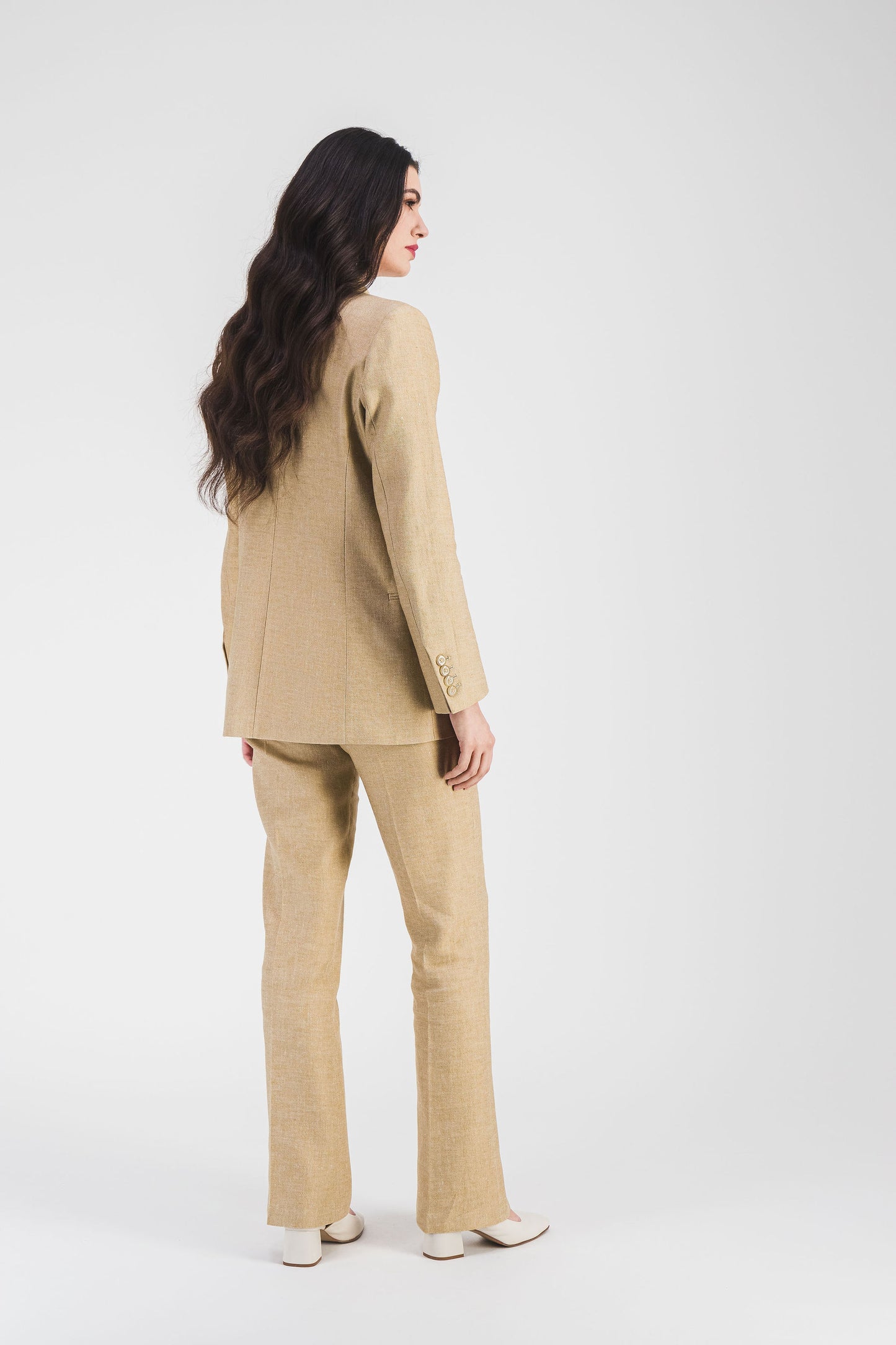 Veste beige croisée élégante en lin , boutons ton sur ton et poches passepoilées.