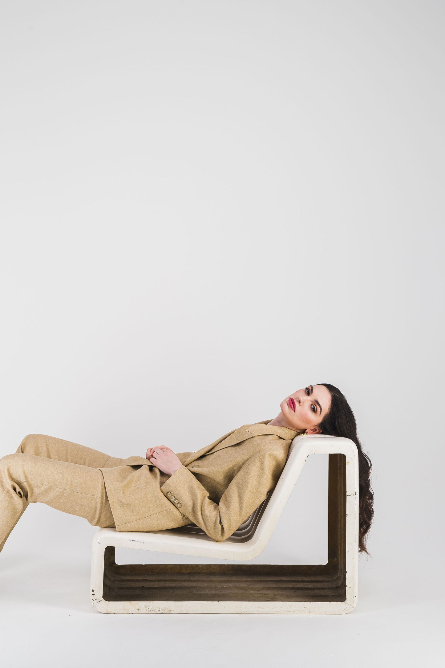 Élégante veste beige en lin , croisée avec une coupe sophistiquée, boutons ton sur ton et poches passepoilées.