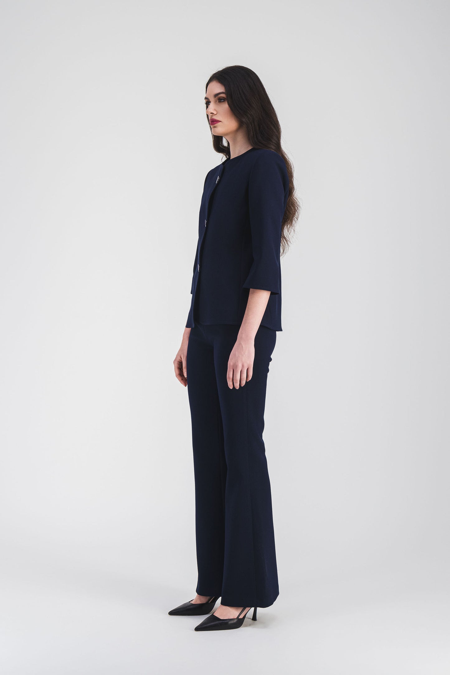 Cette veste bleu marine à manches 3/4 avec boutons métallisés est parfaite.