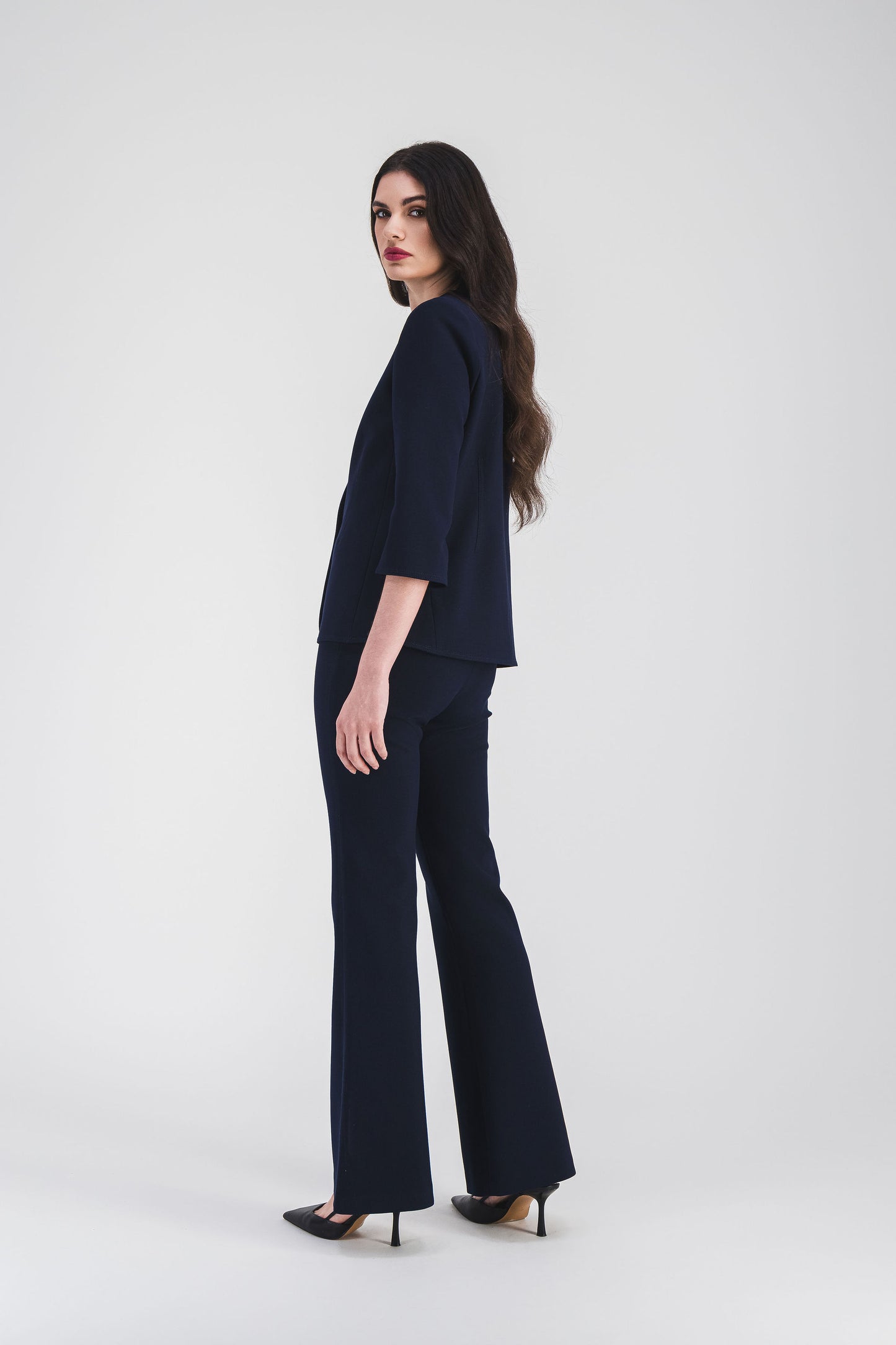Avec ses manches 3/4 amples et ses boutons œillet métallisés, cette veste bleu marine offre un style sophistiqué et contemporain.