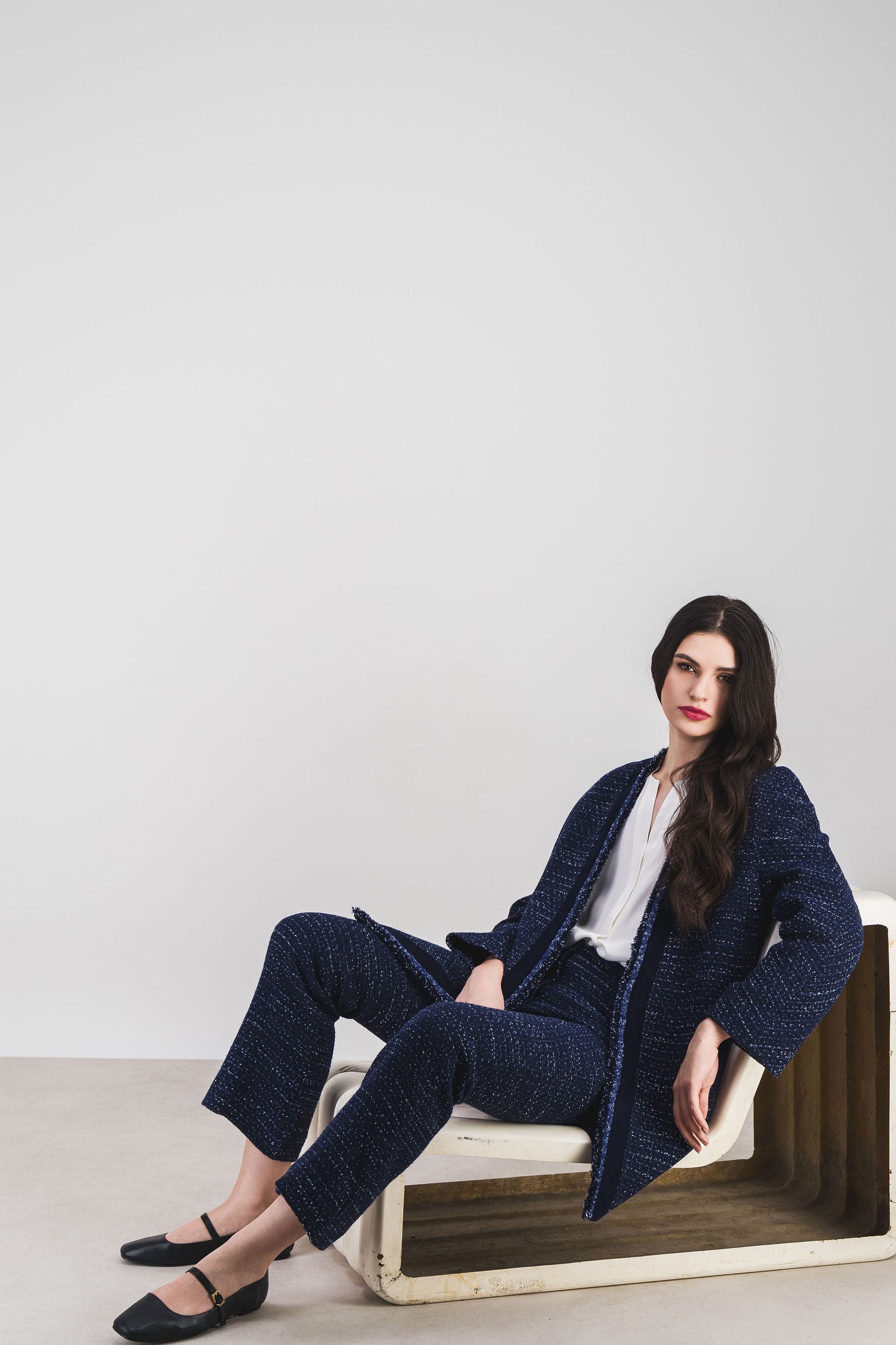 Élégance discrète avec ce pantalon en tweed marine. Sa coupe droite et sa ceinture intérieure offrent maintien et silhouette nette.