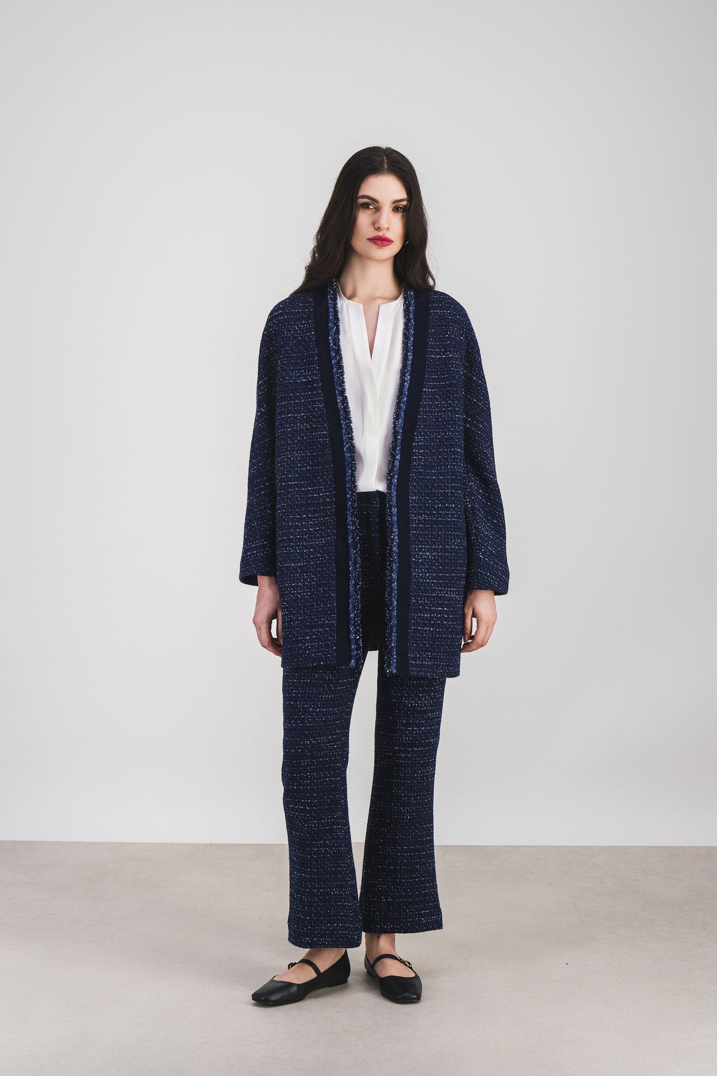 Tweed texturé et coupe droite : ce pantalon marine s’adapte à vos looks professionnels ou casual avec un maintien impeccable.