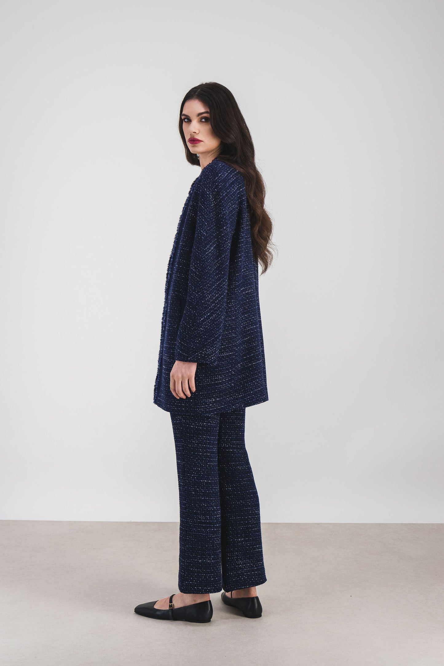 Manteau chic en tweed marine, coupe décontractée et textures contrastées pour une allure contemporaine.