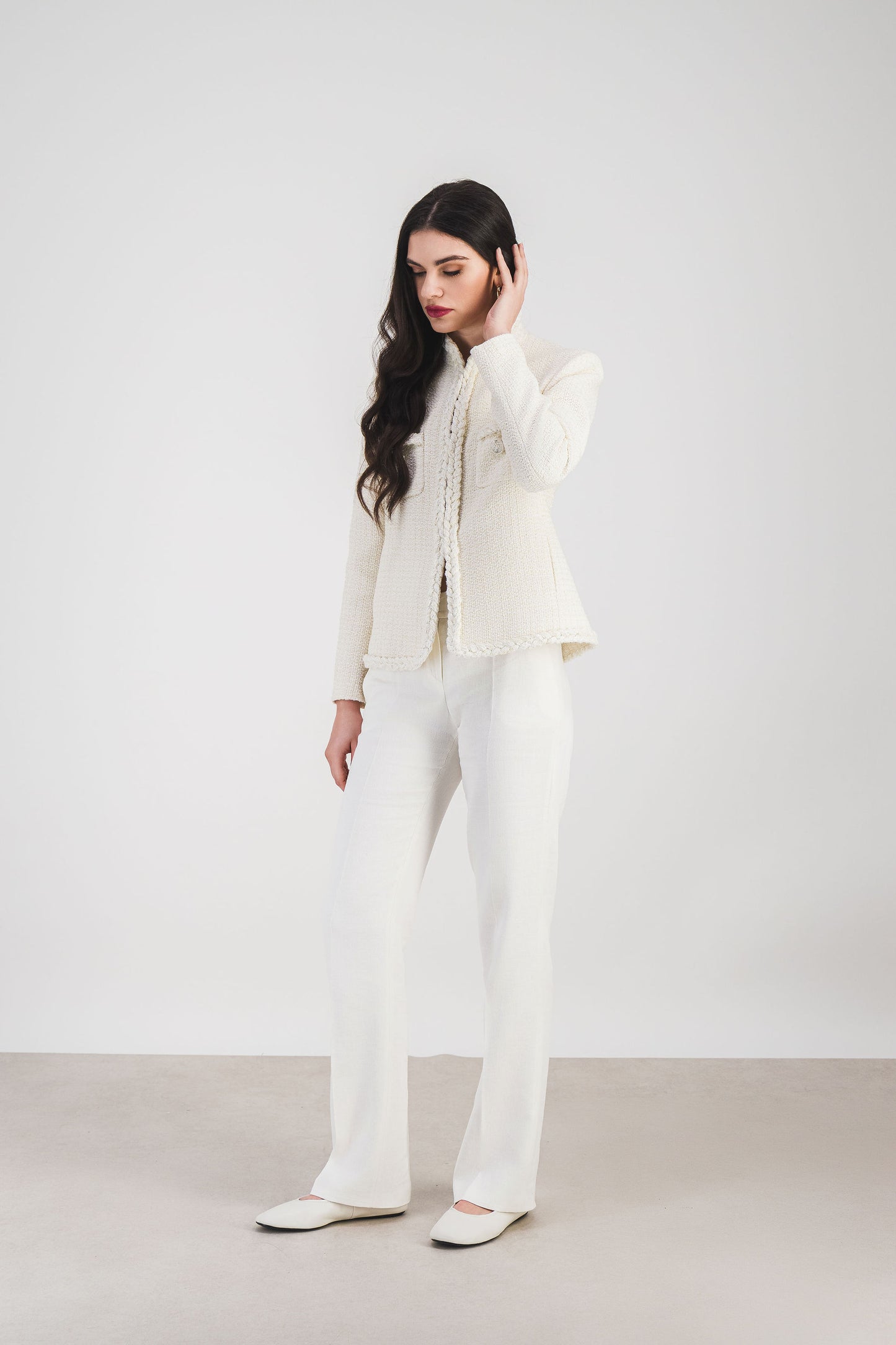 Cette veste en tweed blanc à col officier, parfaite pour toutes vos occasions.