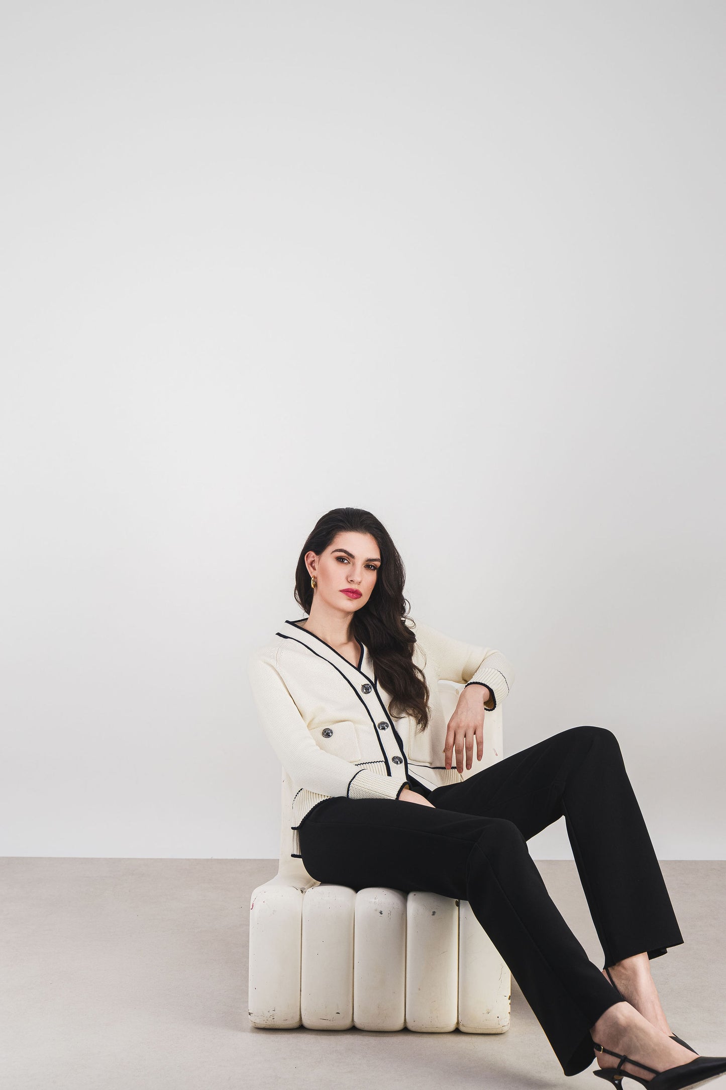 Pantalon noir en crêpe avec coupe droite et taille élastique intérieure, alliant confort et sophistication.