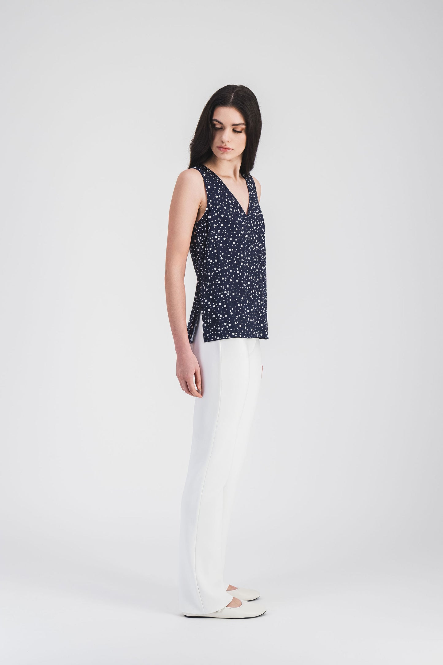 Ce pantalon droit en crêpe blanc cassé Apostrophe, avec sa coupe droite et sa taille élastiquée intérieure, offre une allure élégante et moderne.