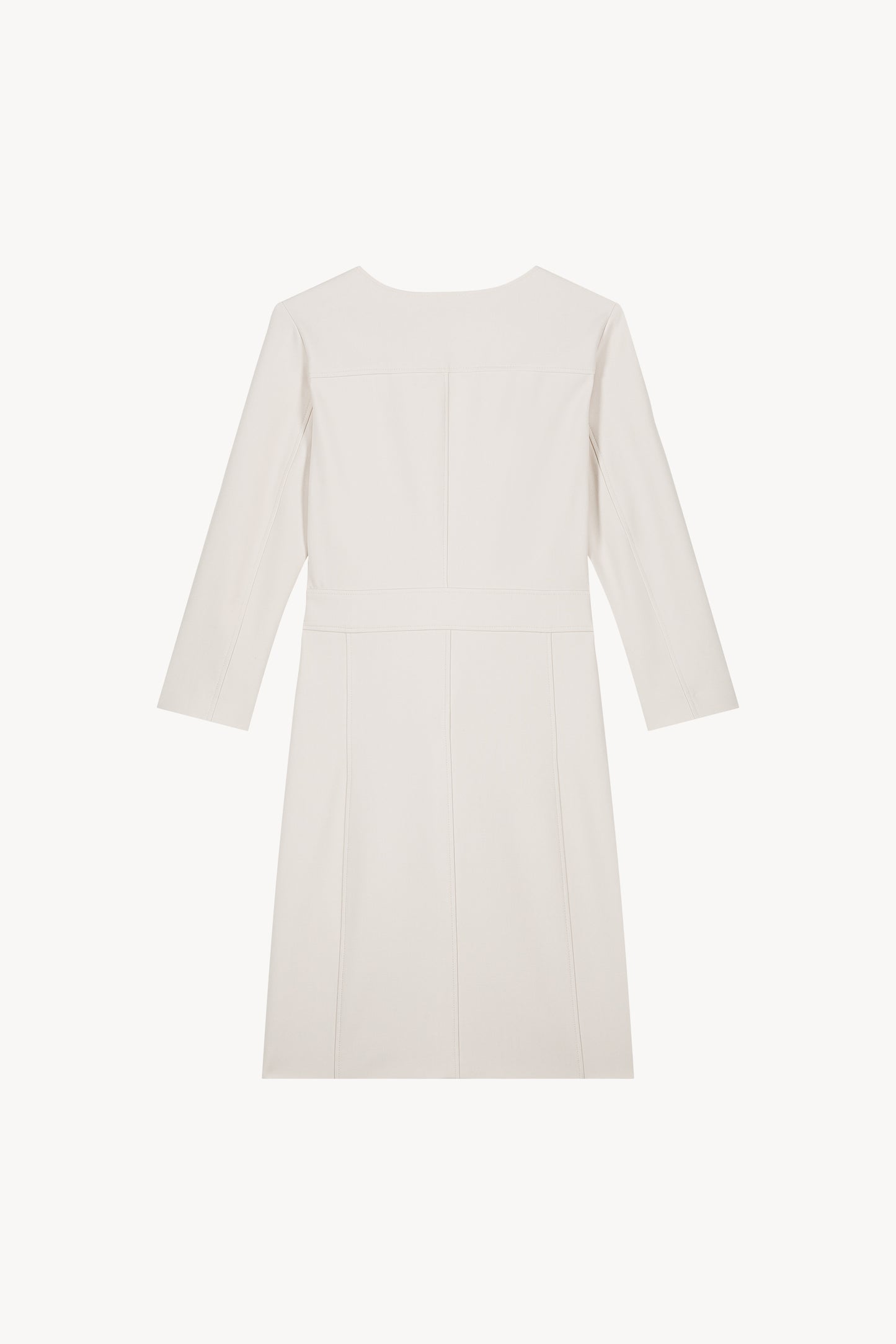 Robe beige structurée avec col dégagé et finitions élégantes.