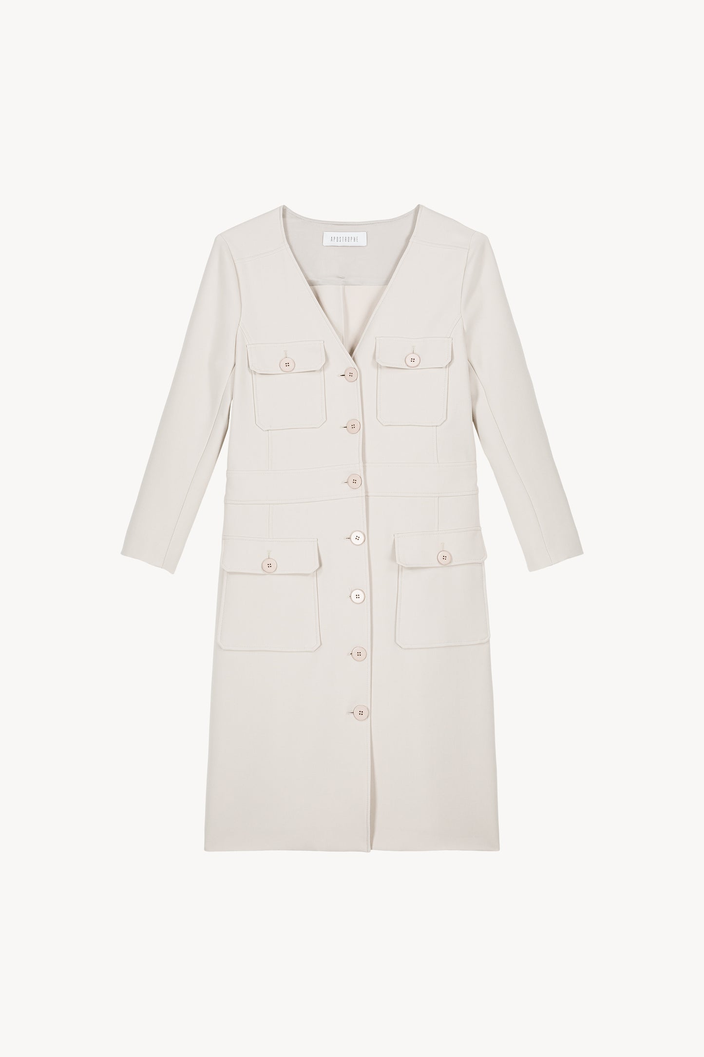 Robe droite beige col V avec poches plaquées et boutons dorés.