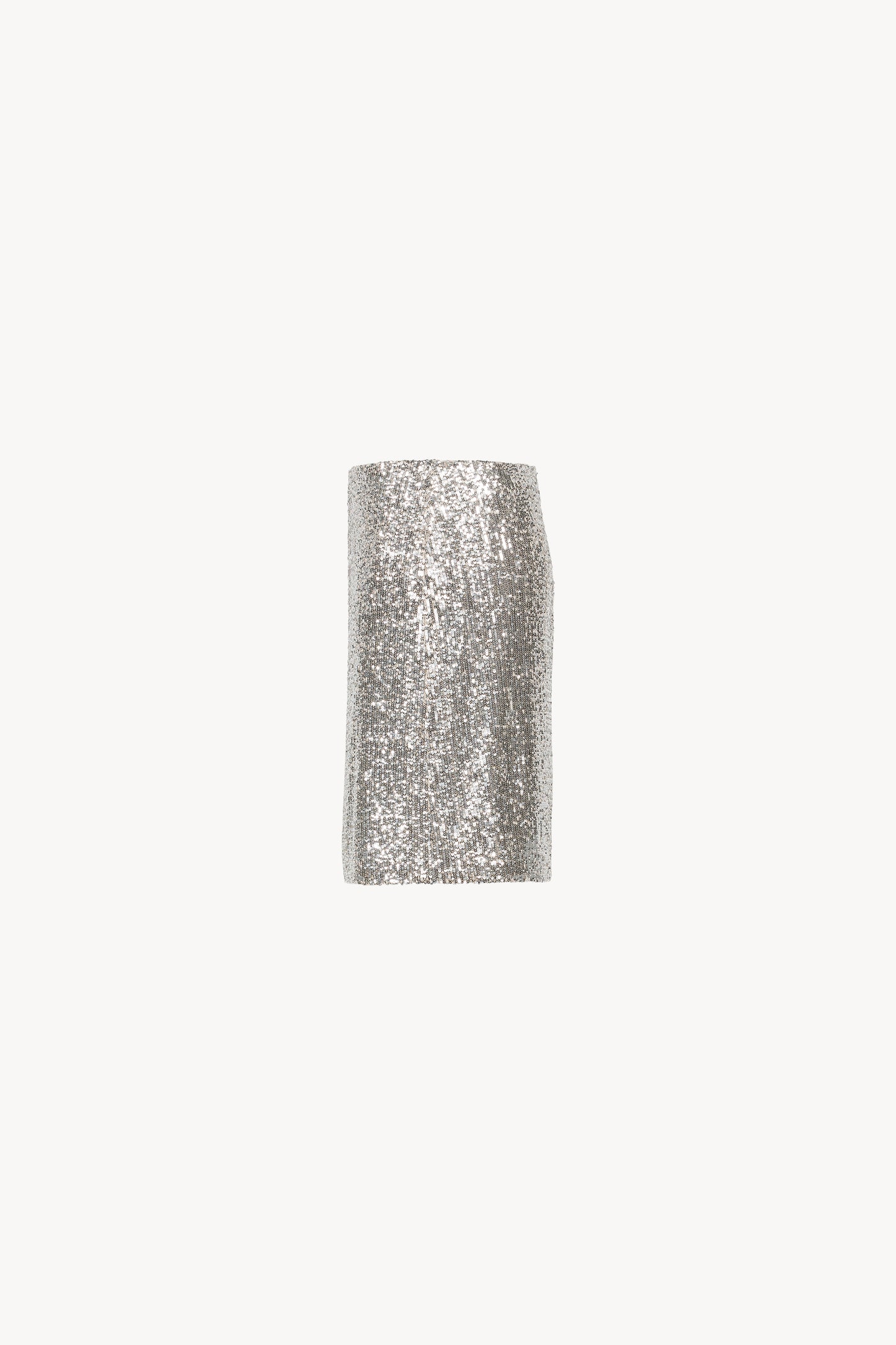 Coupe trapèze, sequins brillants argentés. Fermeture à glissière au dos.