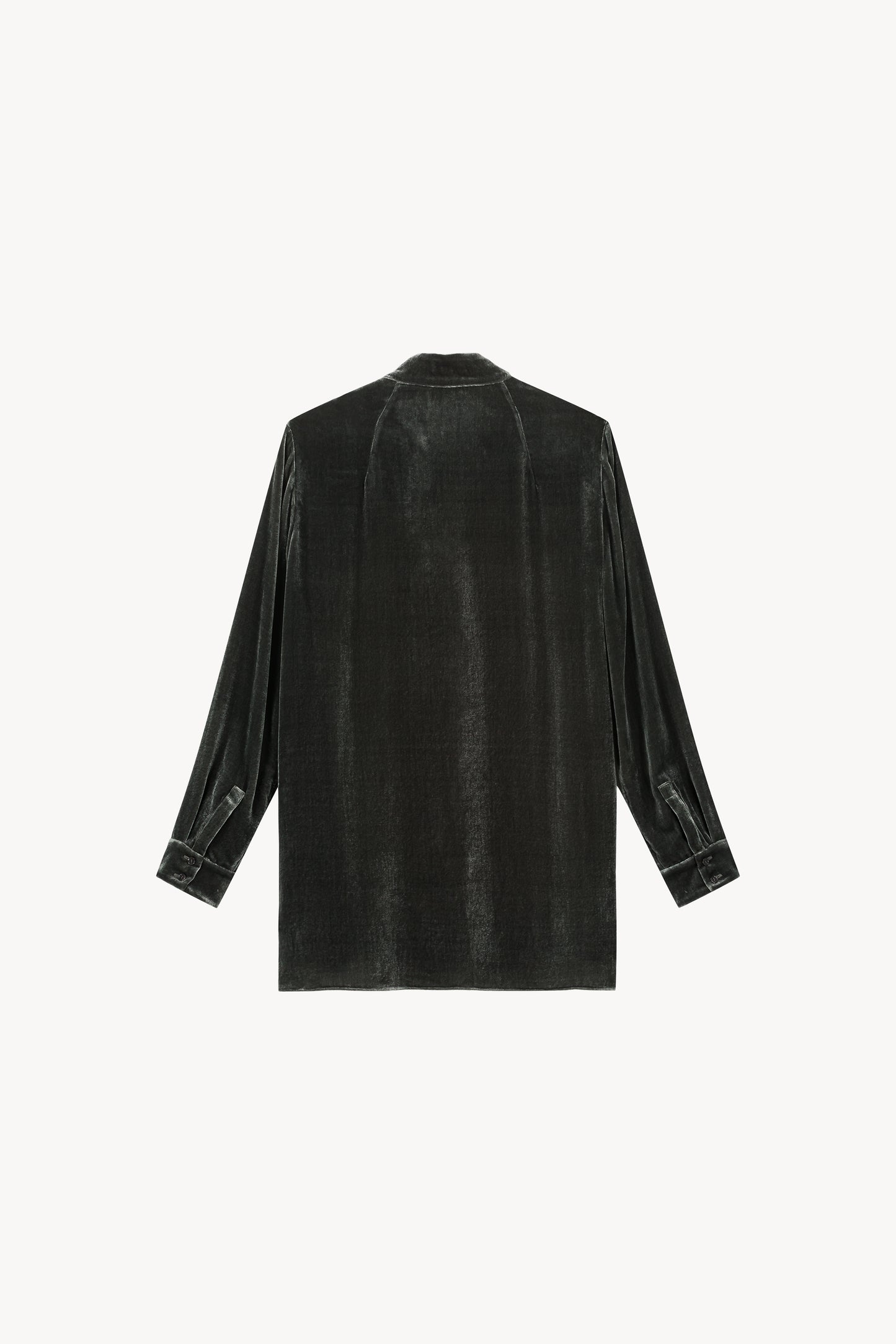Une chemise ample en velours Apostrophe, détail satin sur les poignets et fermeture dissimulée.