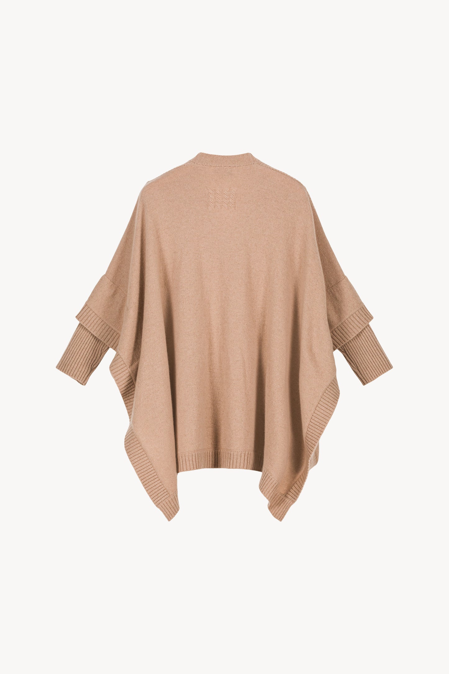 Pull en cachemire. Manches chauve-souris 3/4 effet cape. Tressage décoratif sur le devant.