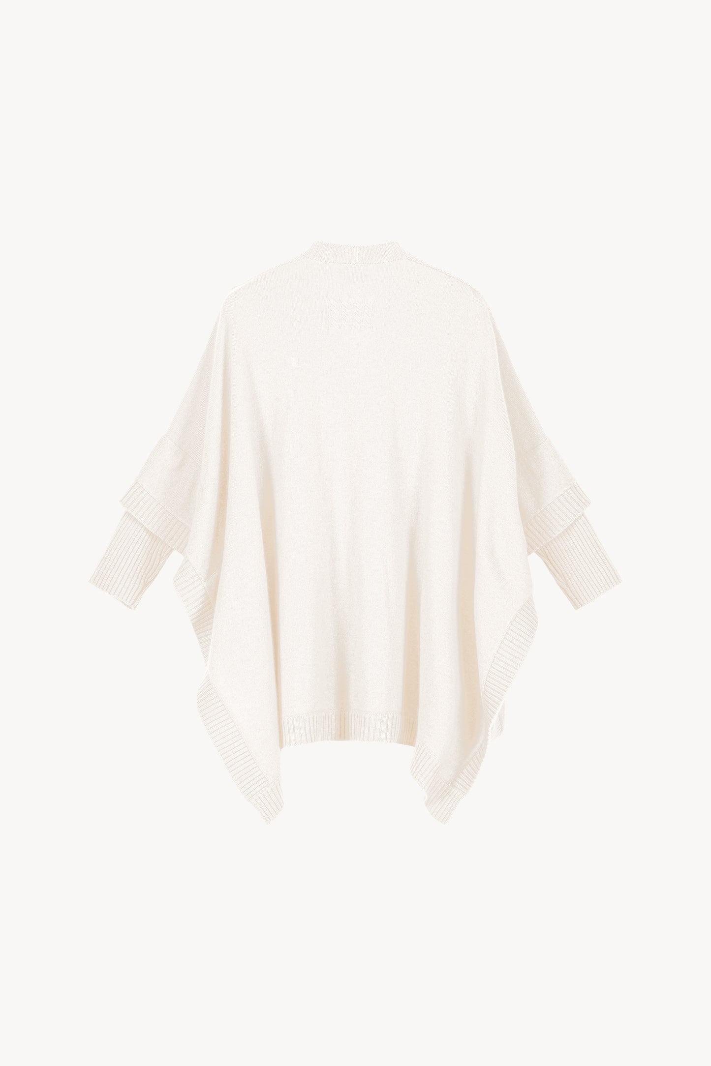 Pull en cachemire. Manches chauve-souris 3/4 effet cape. Tressage décoratif sur le devant.