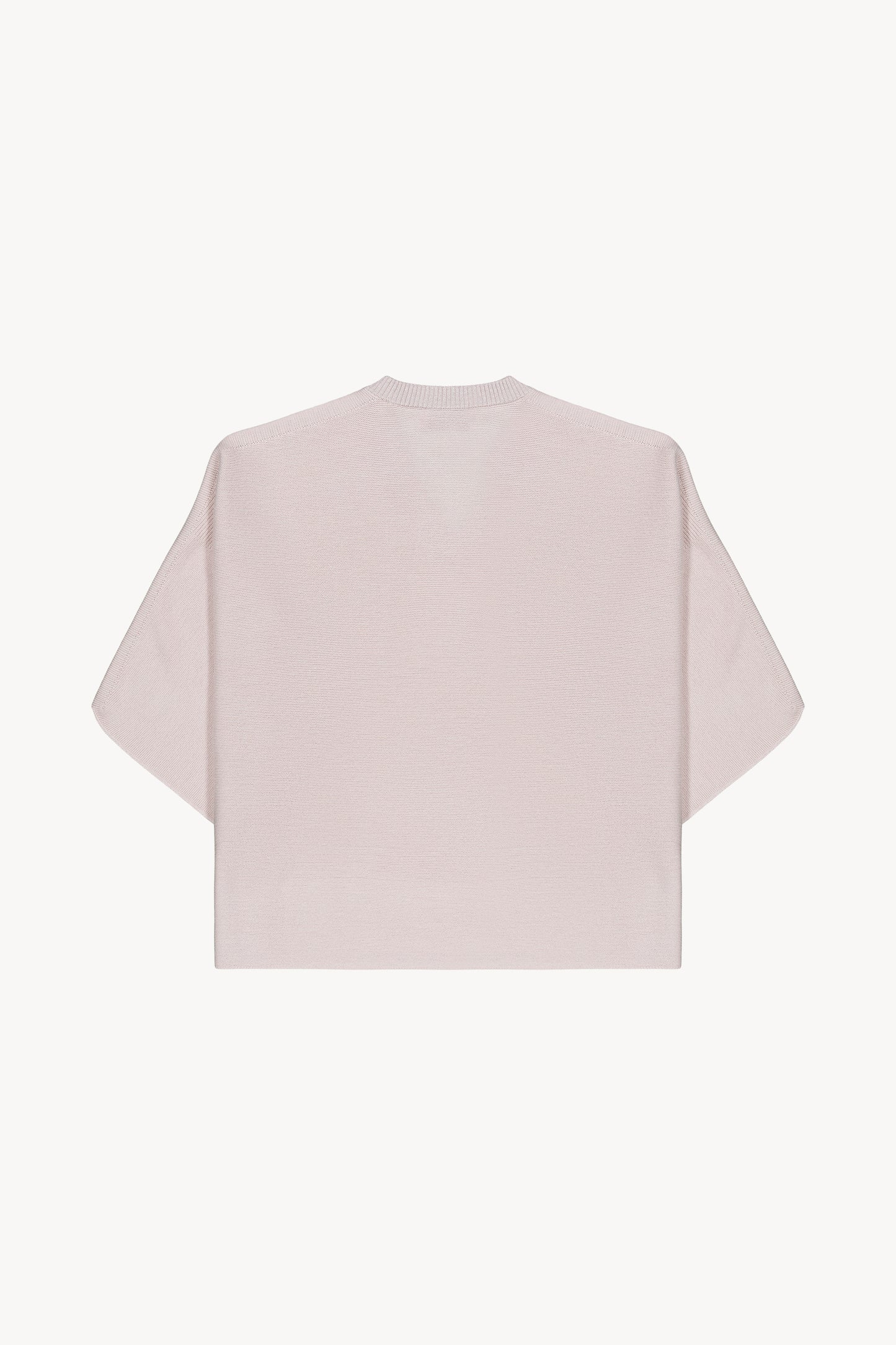 Pull oversize en laine. Col V en maille lurex. Manches 3/4. Finitions côtelées. Fentes latérales.