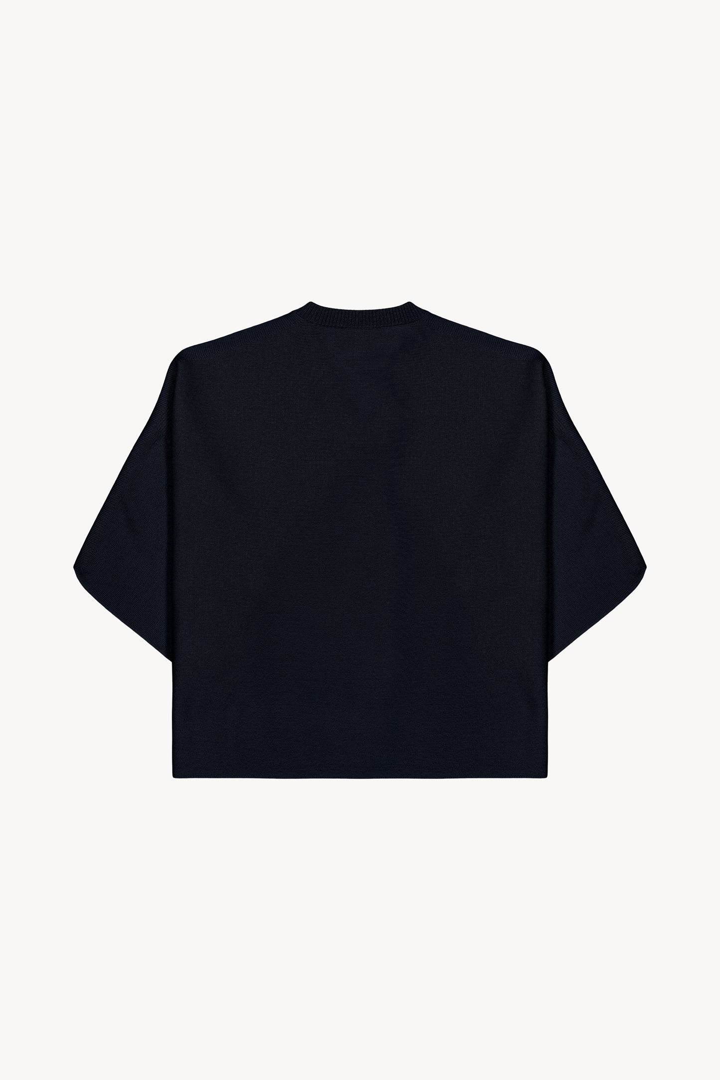 Avec sa coupe fluide et son col V en laine, ce pull oversize aux manches 3/4.
