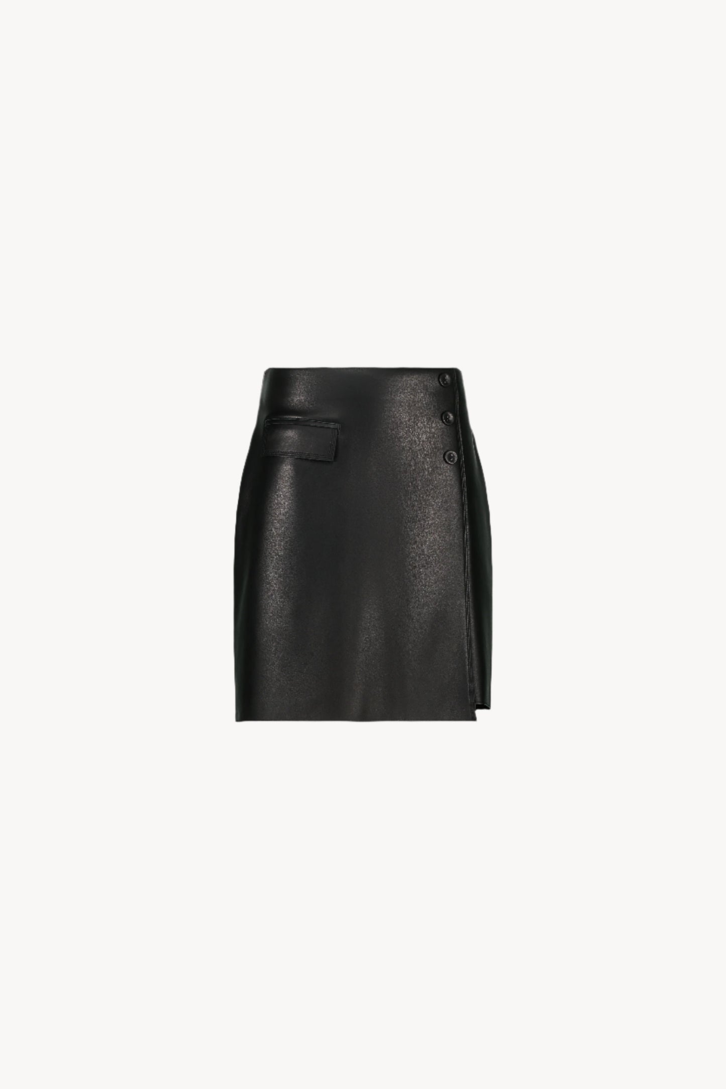 Jupe en cuir Apostrophe avec poches à rabat, trois boutons recouverts et une coupe asymétrique.