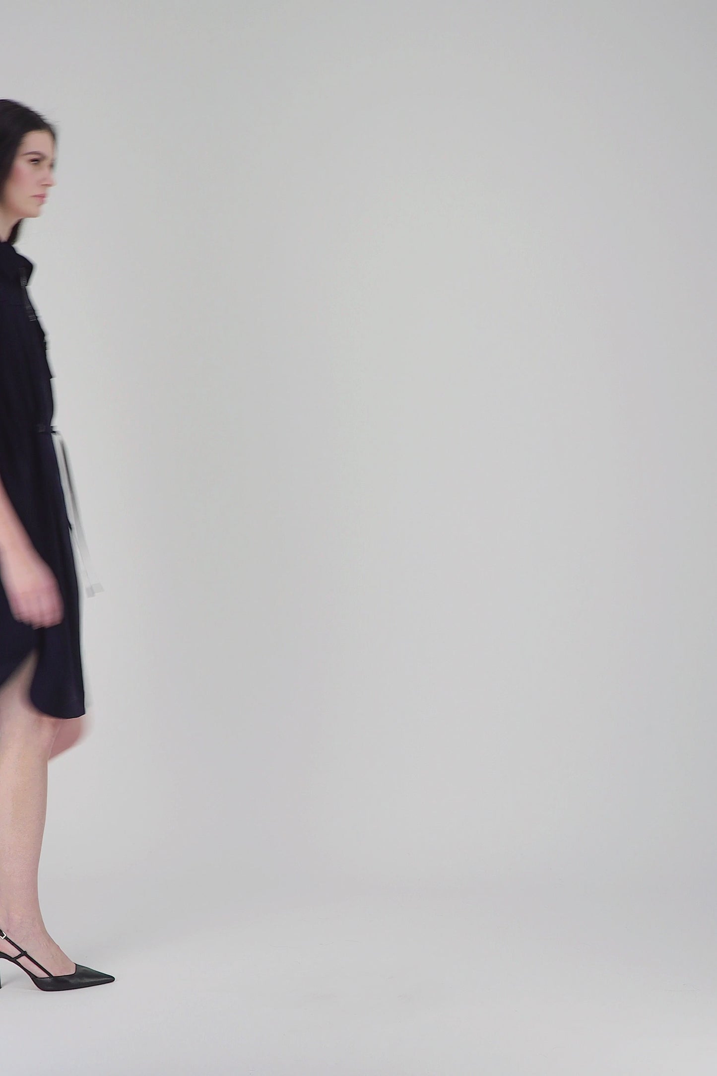 Détail du cordon à la taille avec embouts métalliques, pour une silhouette ajustée.