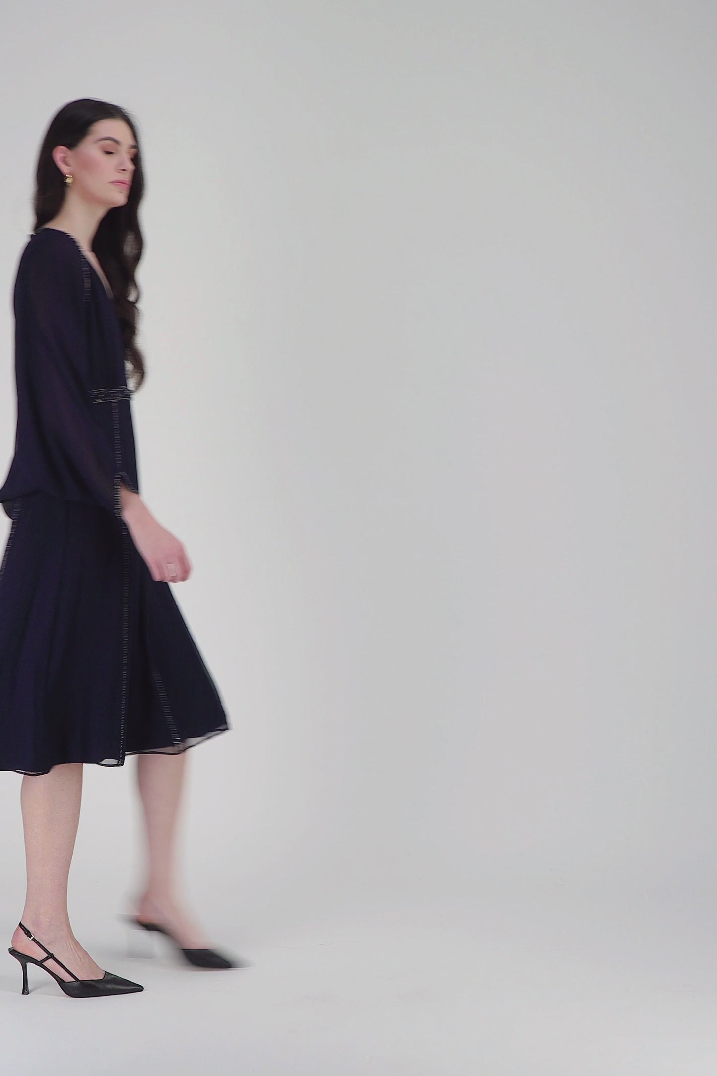 Robe courte marine avec taille empire, décolleté en V et broderie ton sur ton, pour une silhouette fluide et subtilement élégante.