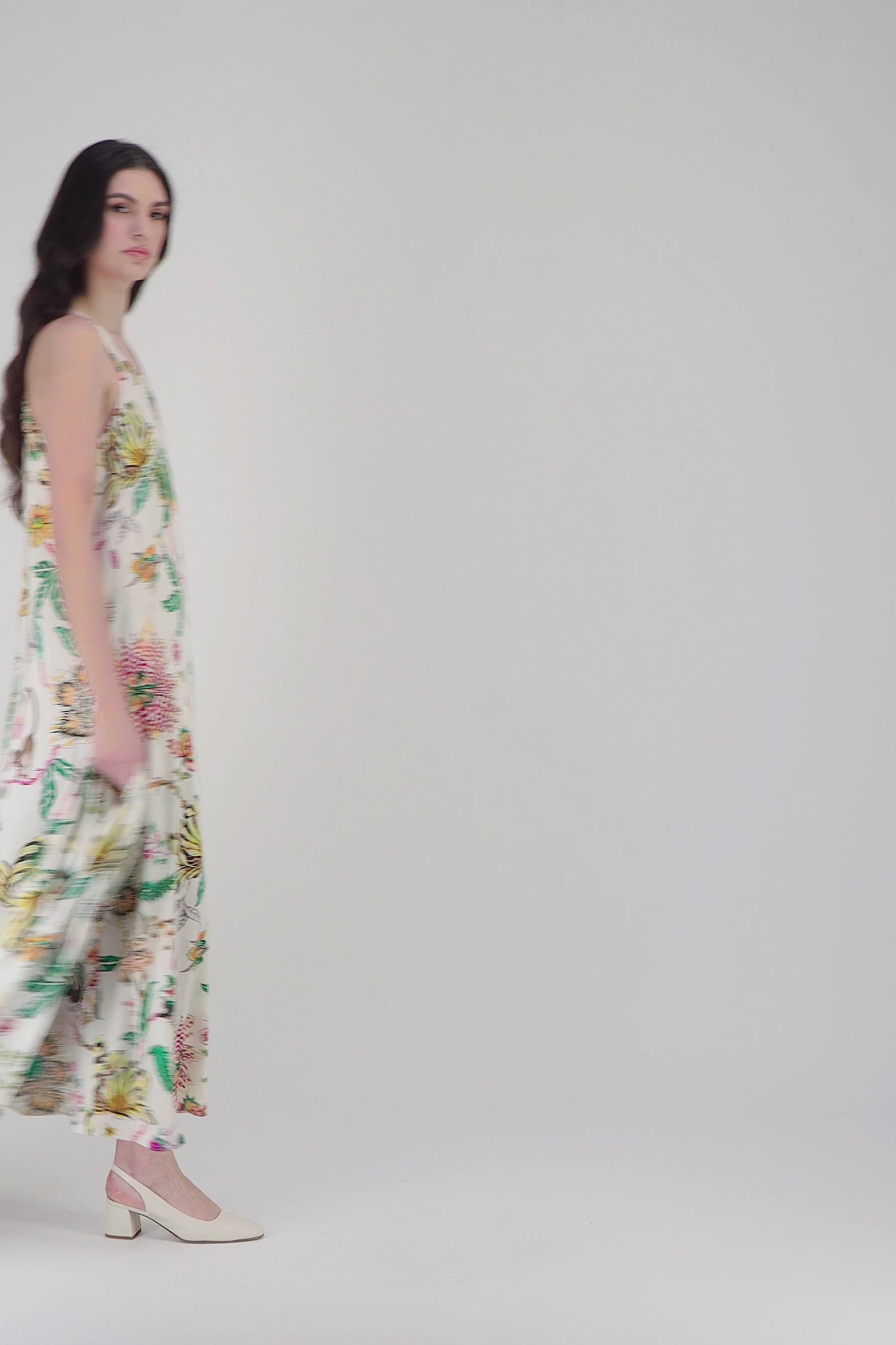 La robe longue avec imprimé floral et détail au dos crée une silhouette raffinée et gracieuse, idéale pour toute occasion.