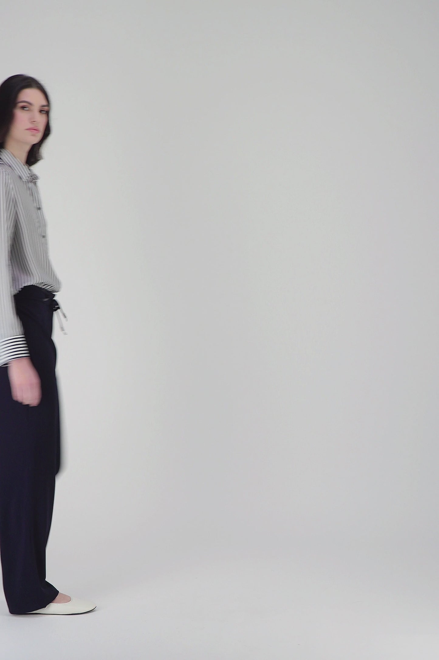 Ce pantalon droit élégant de couleur marine avec ceinture élastique et ses détails en cuir créent une silhouette intemporelle.