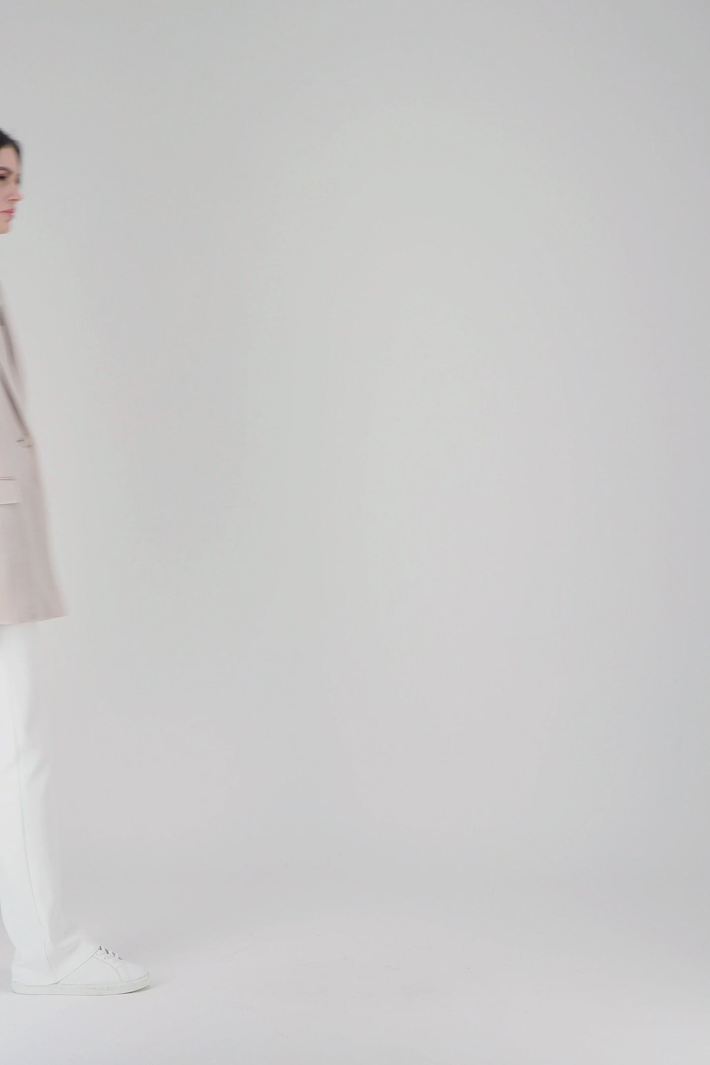 Élégant blazer cintré avec capuche en maille amovible et détails en daim, pour un look chic avec une touche moderne.