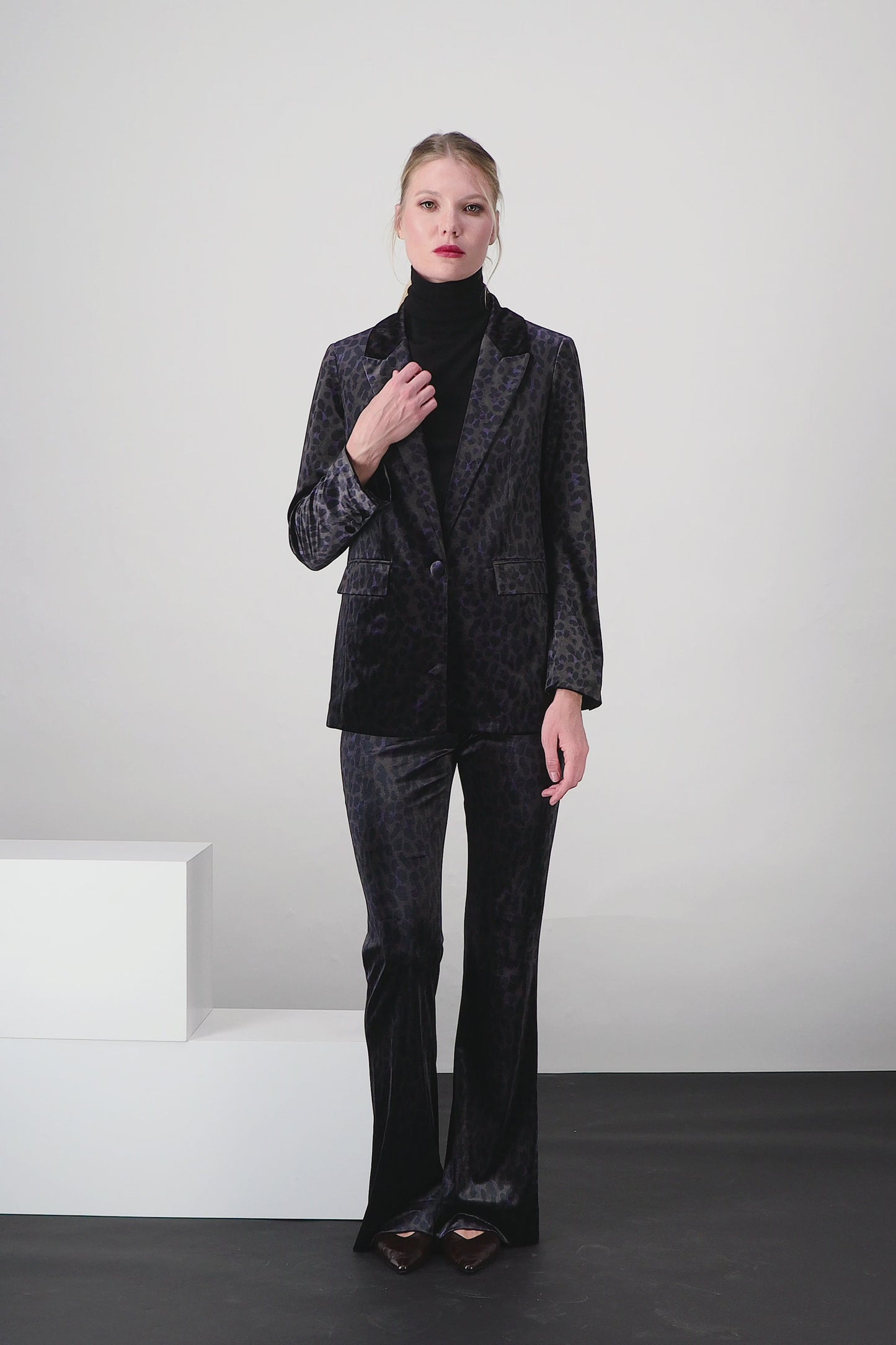 Pantalon long en velours noir à imprimé léopard, coupe évasée